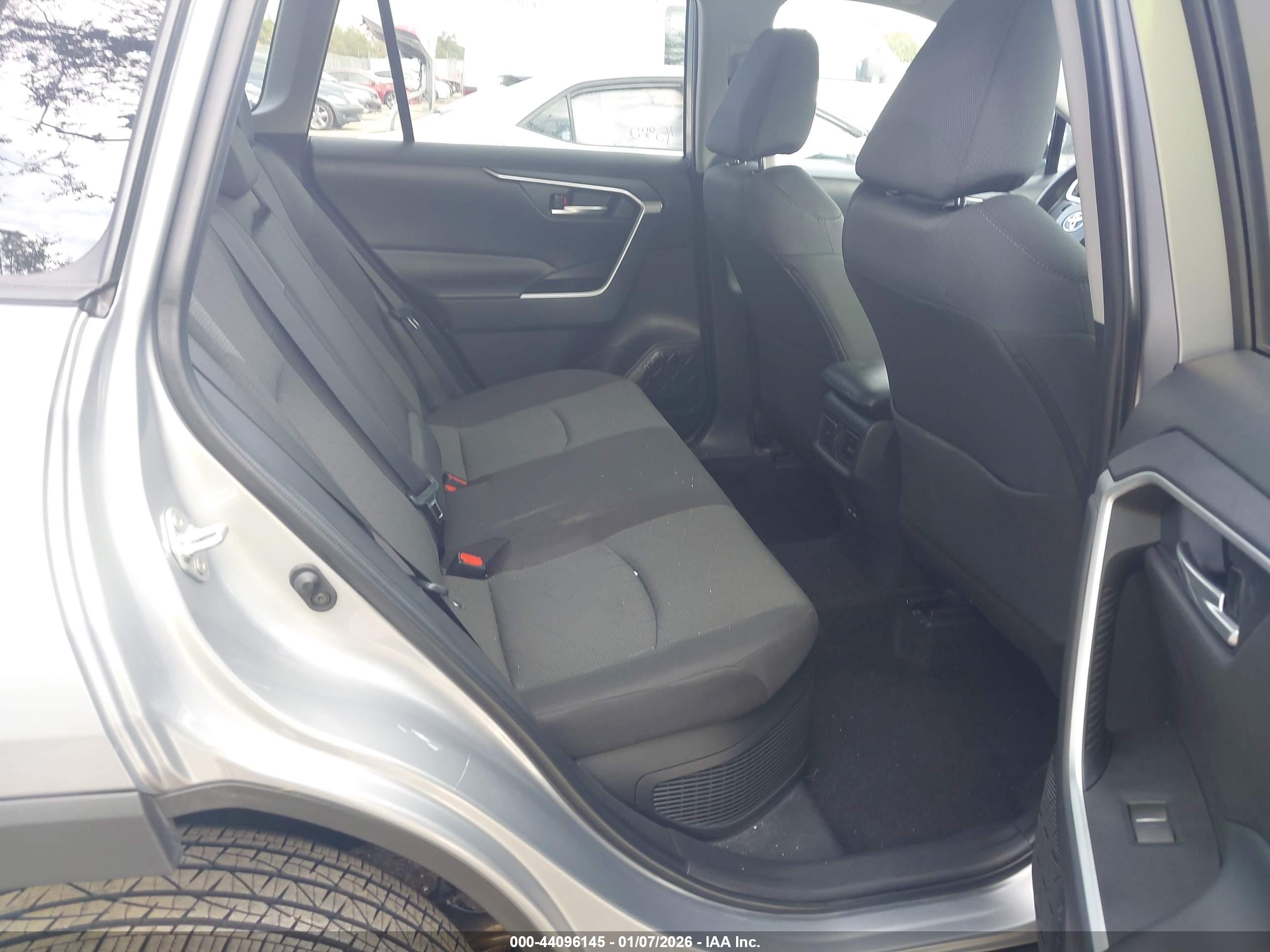 TOYOTA RAV4 image 8