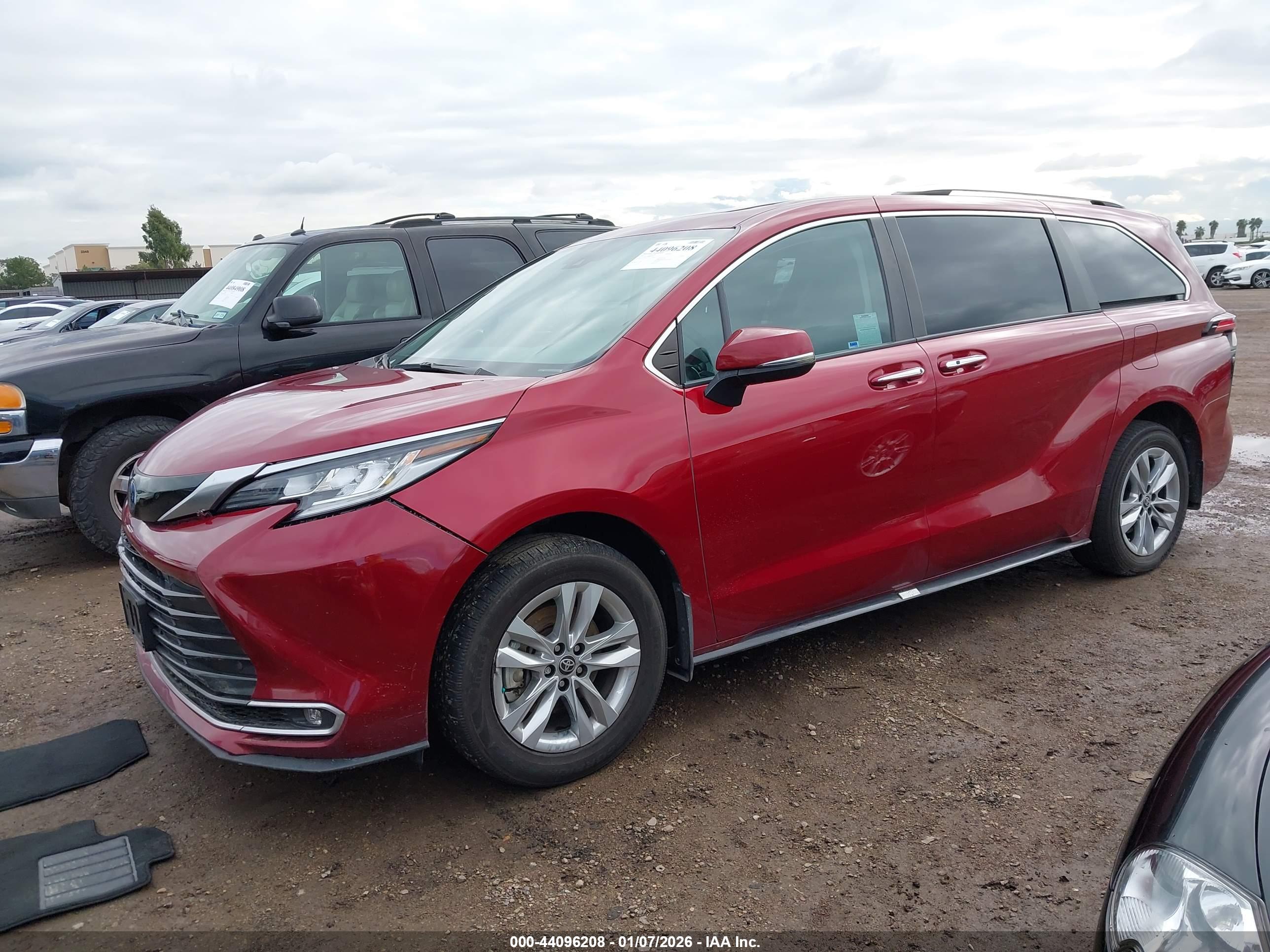 TOYOTA SIENNA image 2