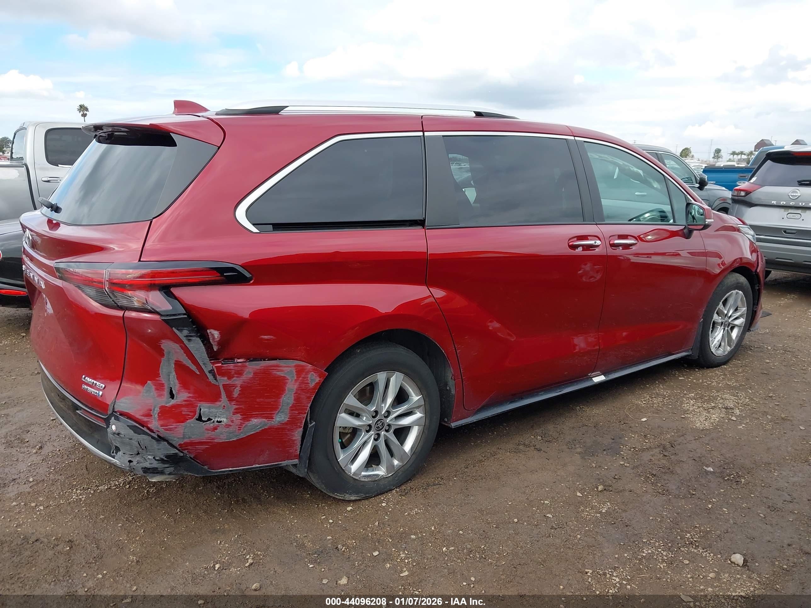 TOYOTA SIENNA image 4