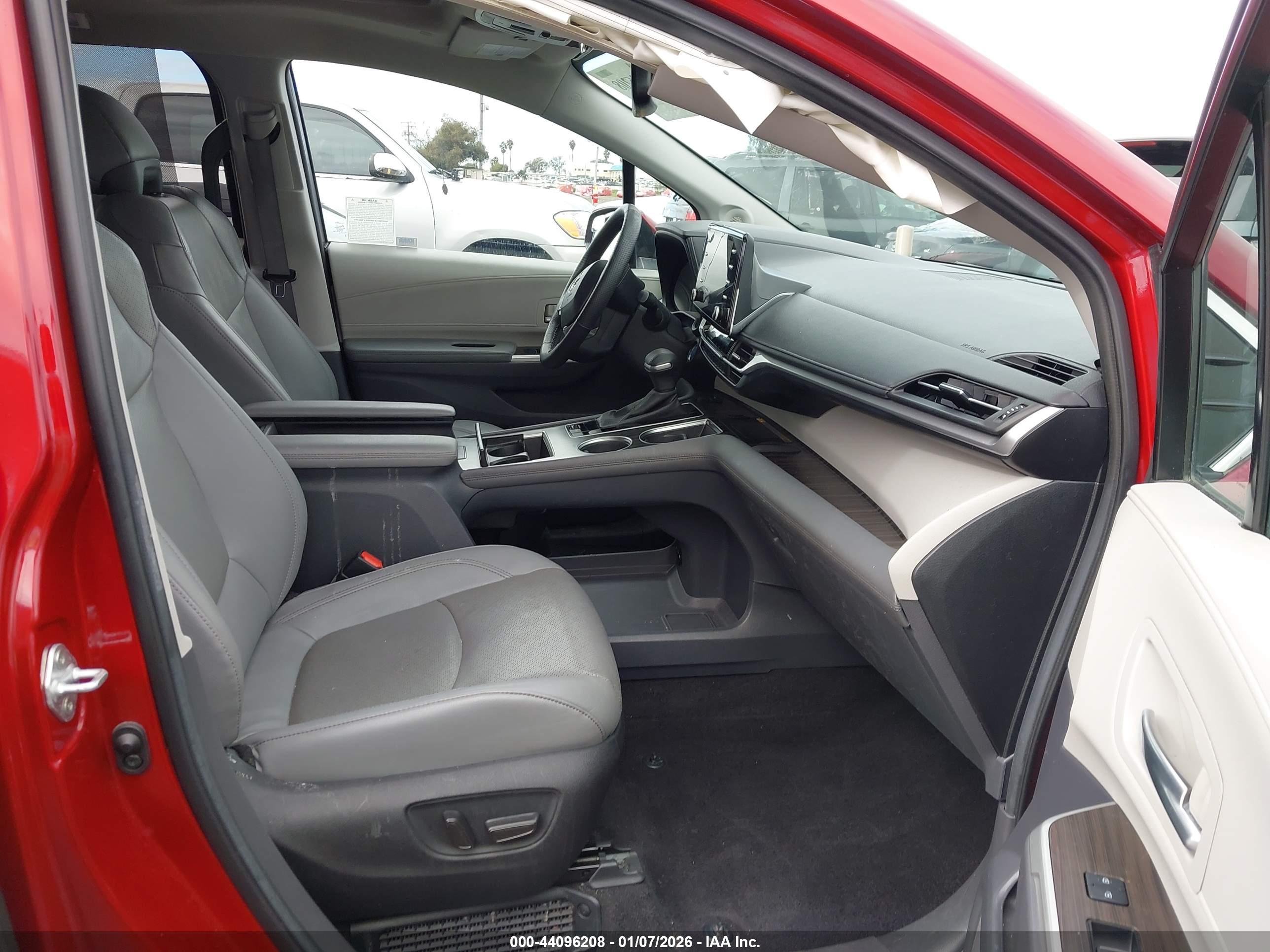 TOYOTA SIENNA image 5