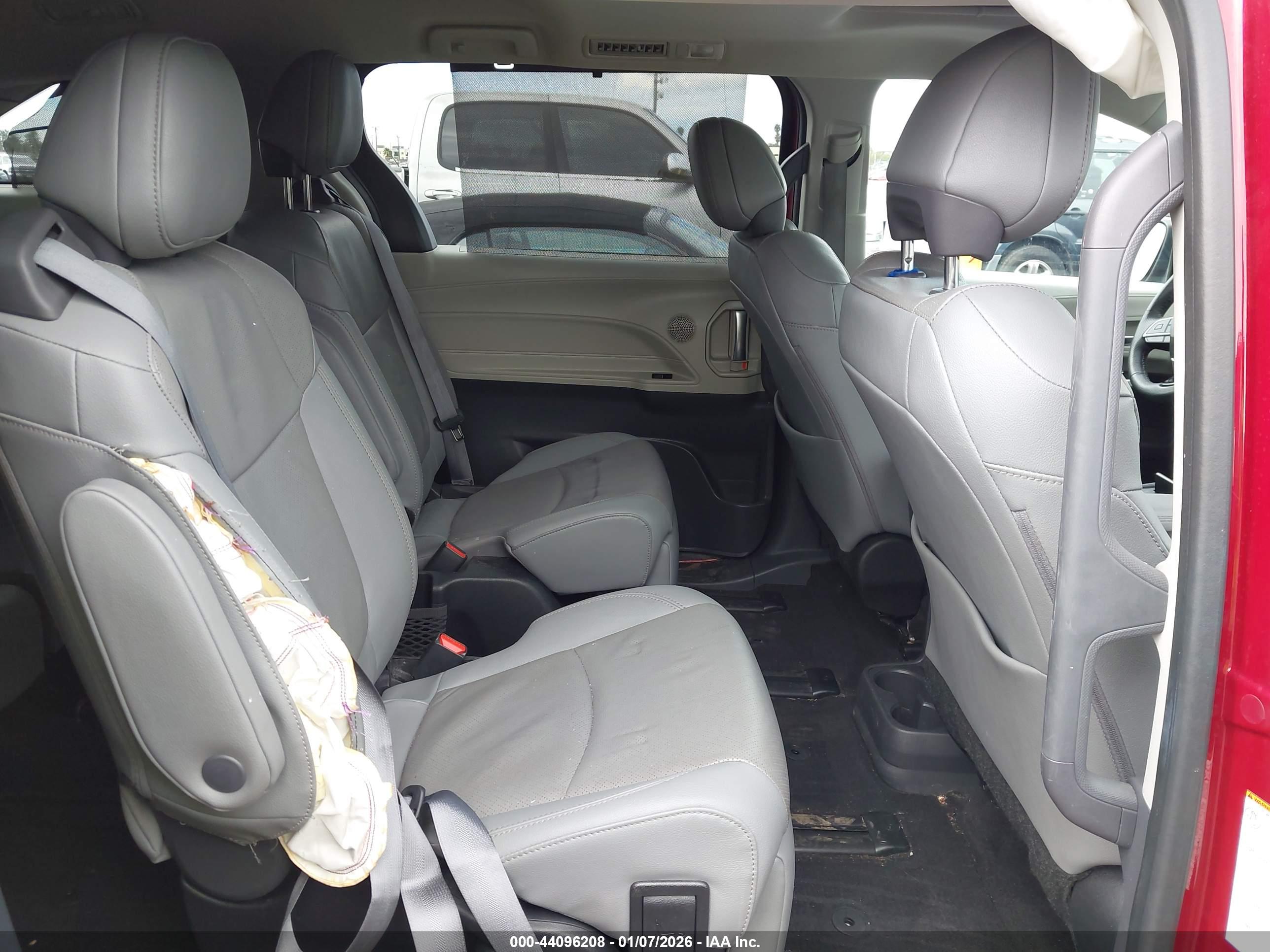 TOYOTA SIENNA image 8