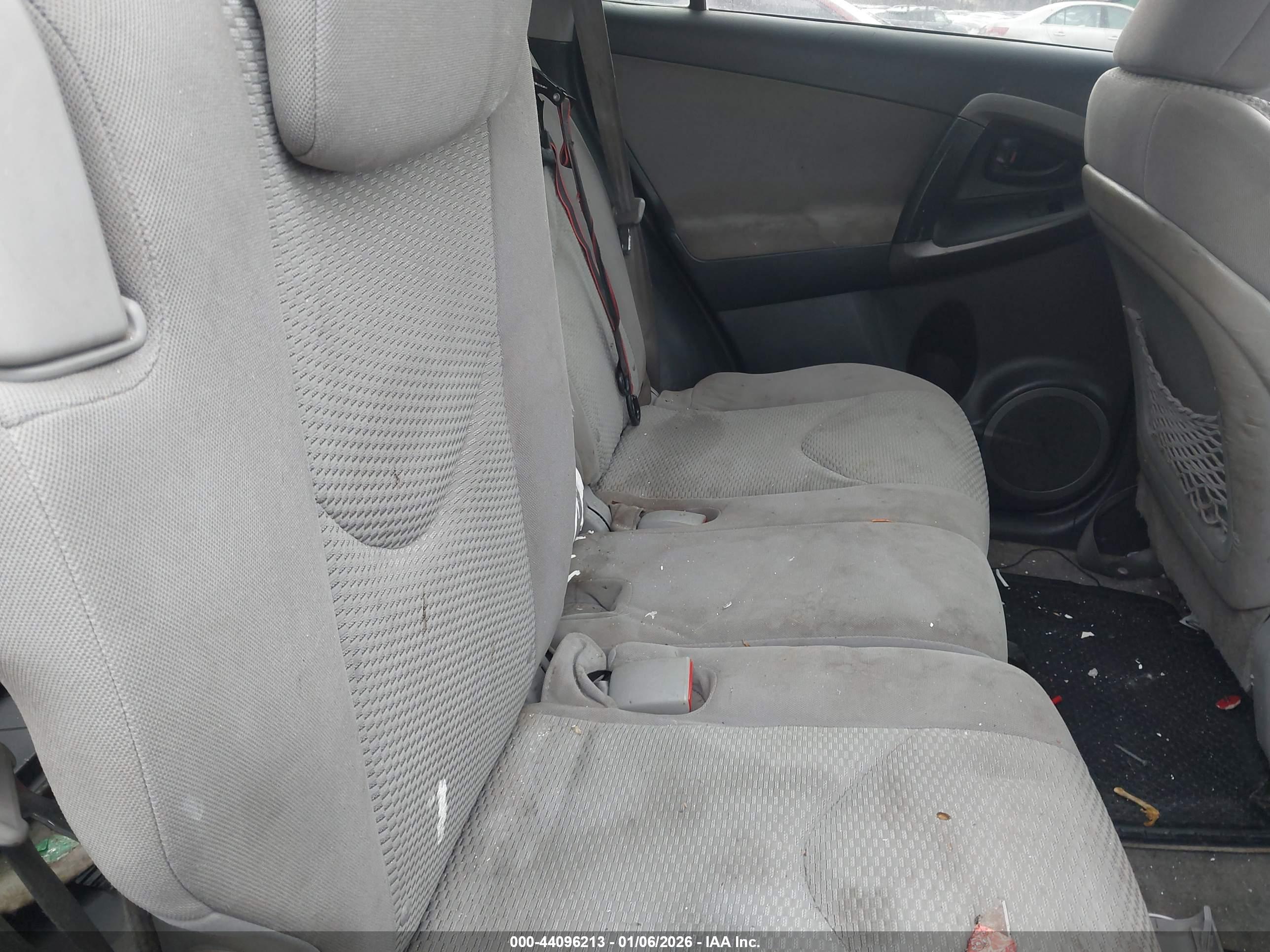 TOYOTA RAV4 image 8