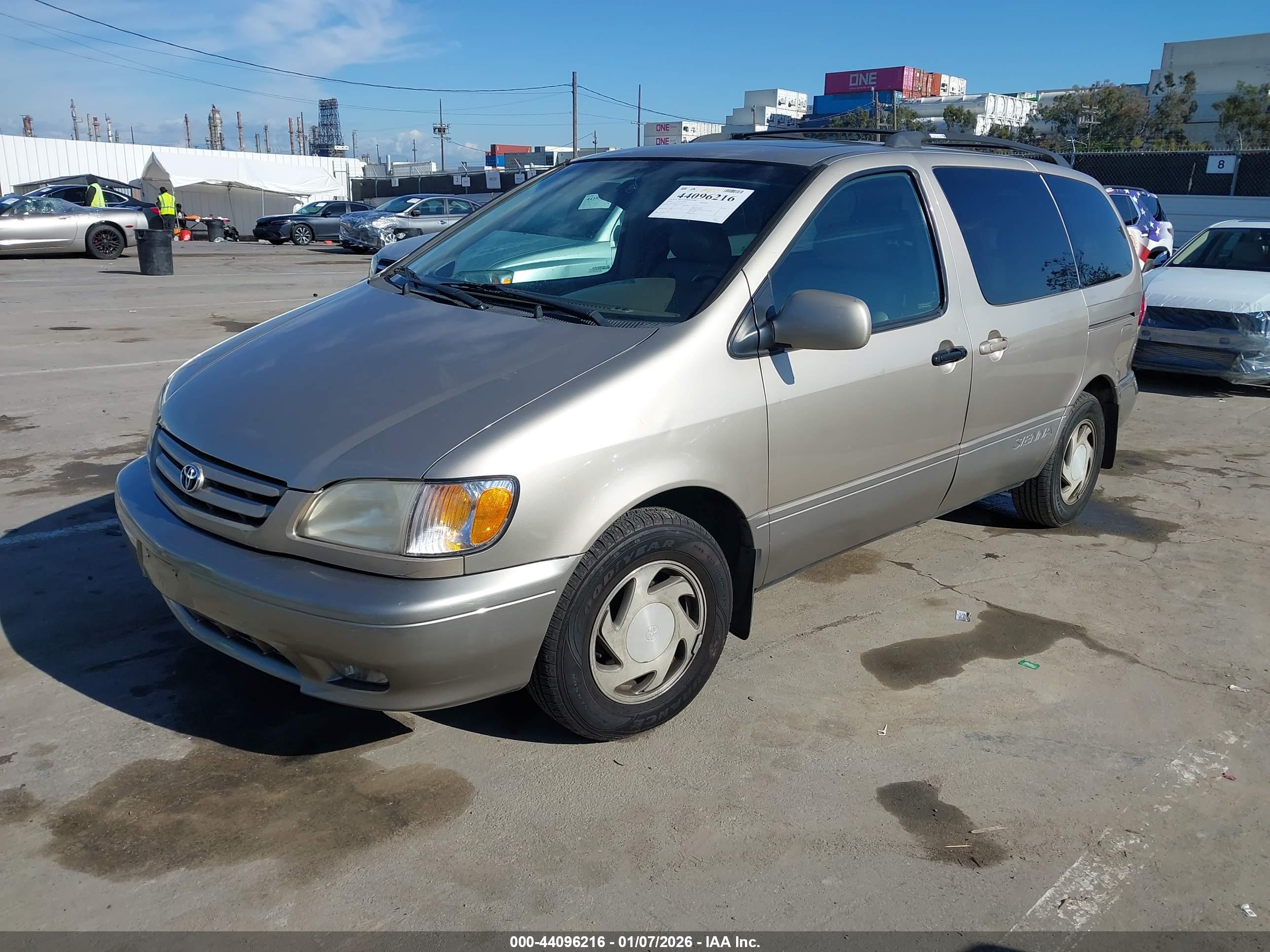 TOYOTA SIENNA image 2