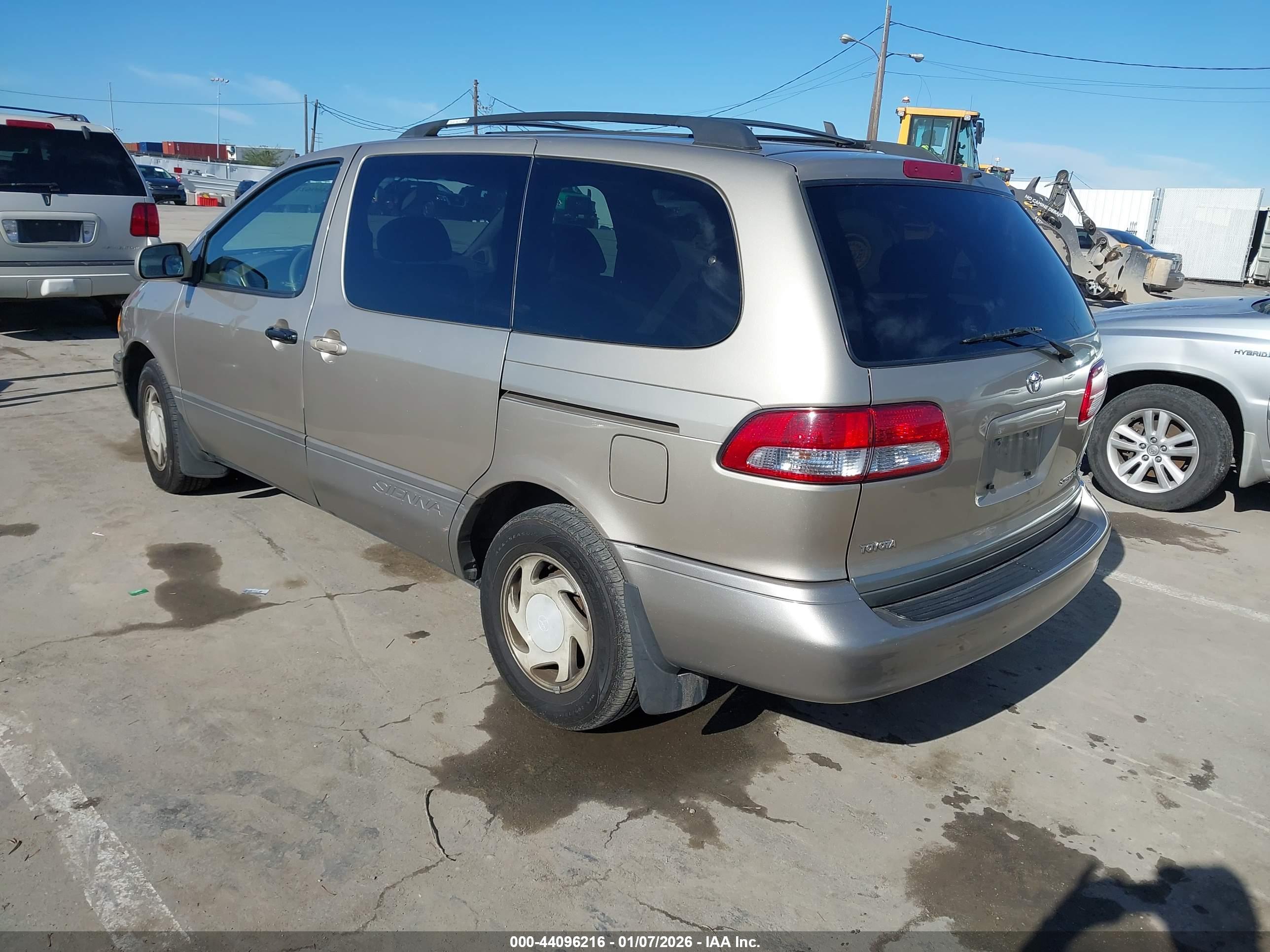TOYOTA SIENNA image 3