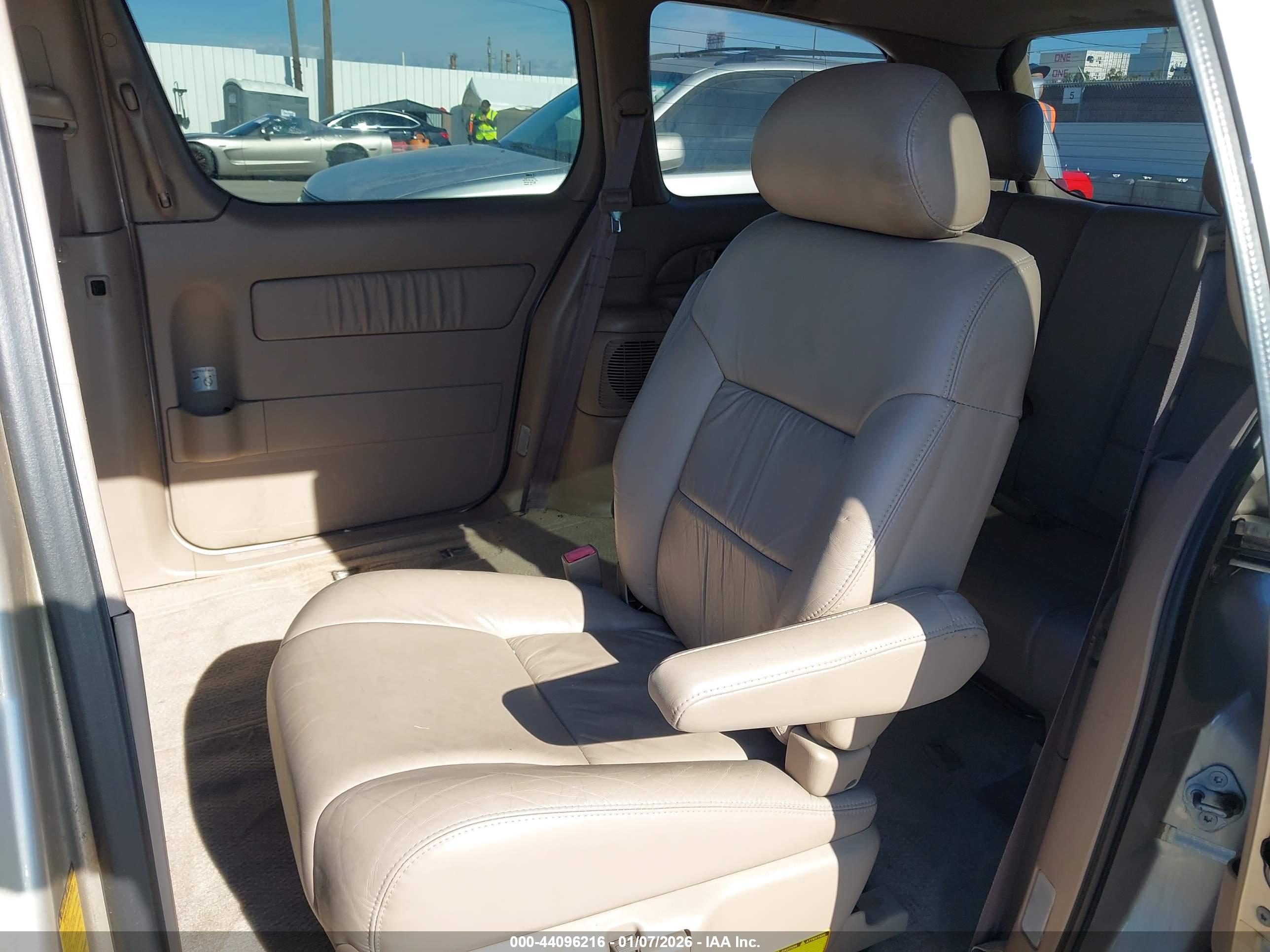 TOYOTA SIENNA image 8