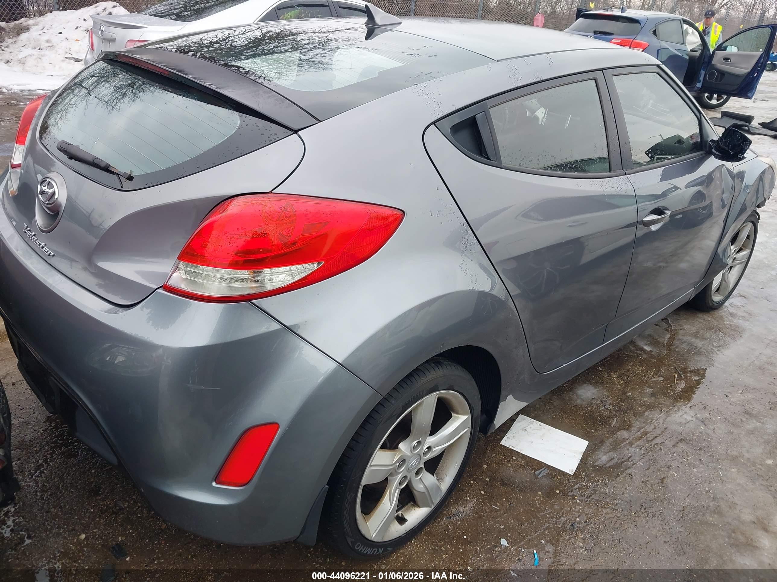 HYUNDAI VELOSTER image 4