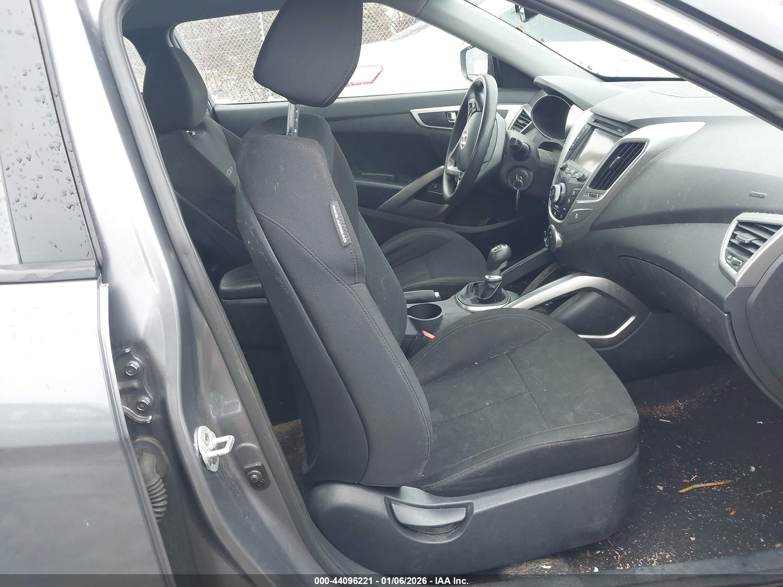 HYUNDAI VELOSTER image 5
