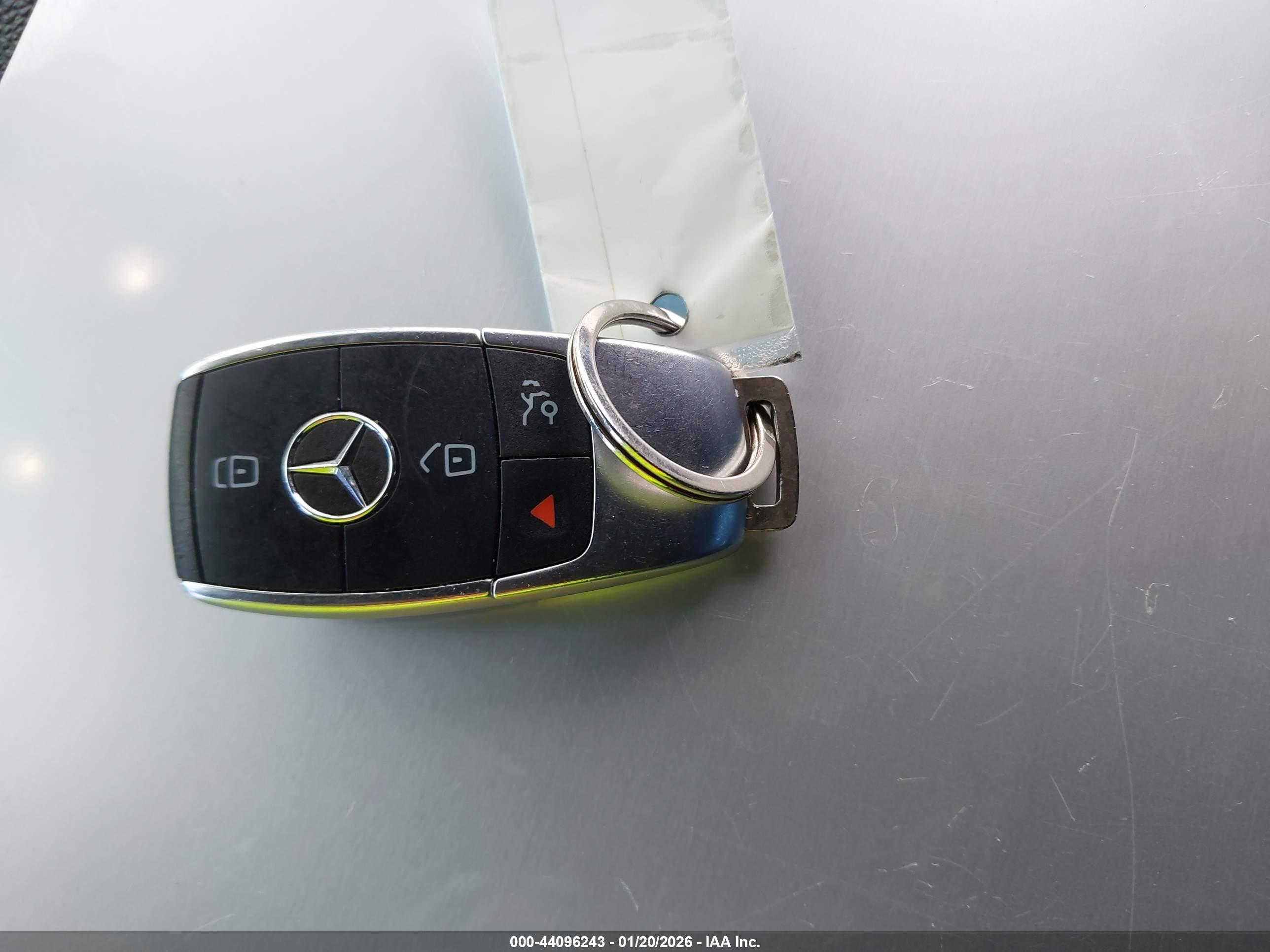 MERCEDES-BENZ GLC image 11