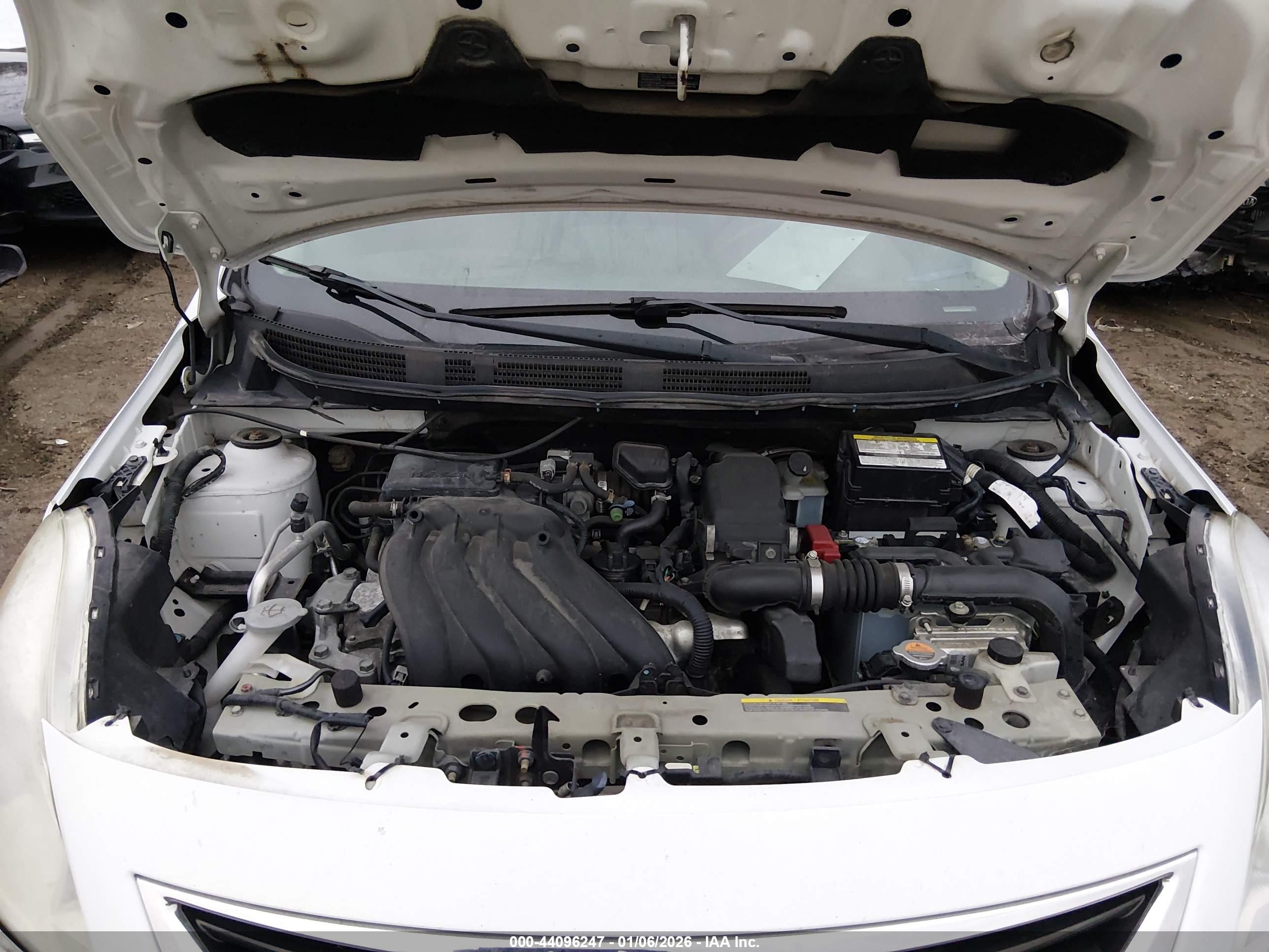 NISSAN VERSA image 10