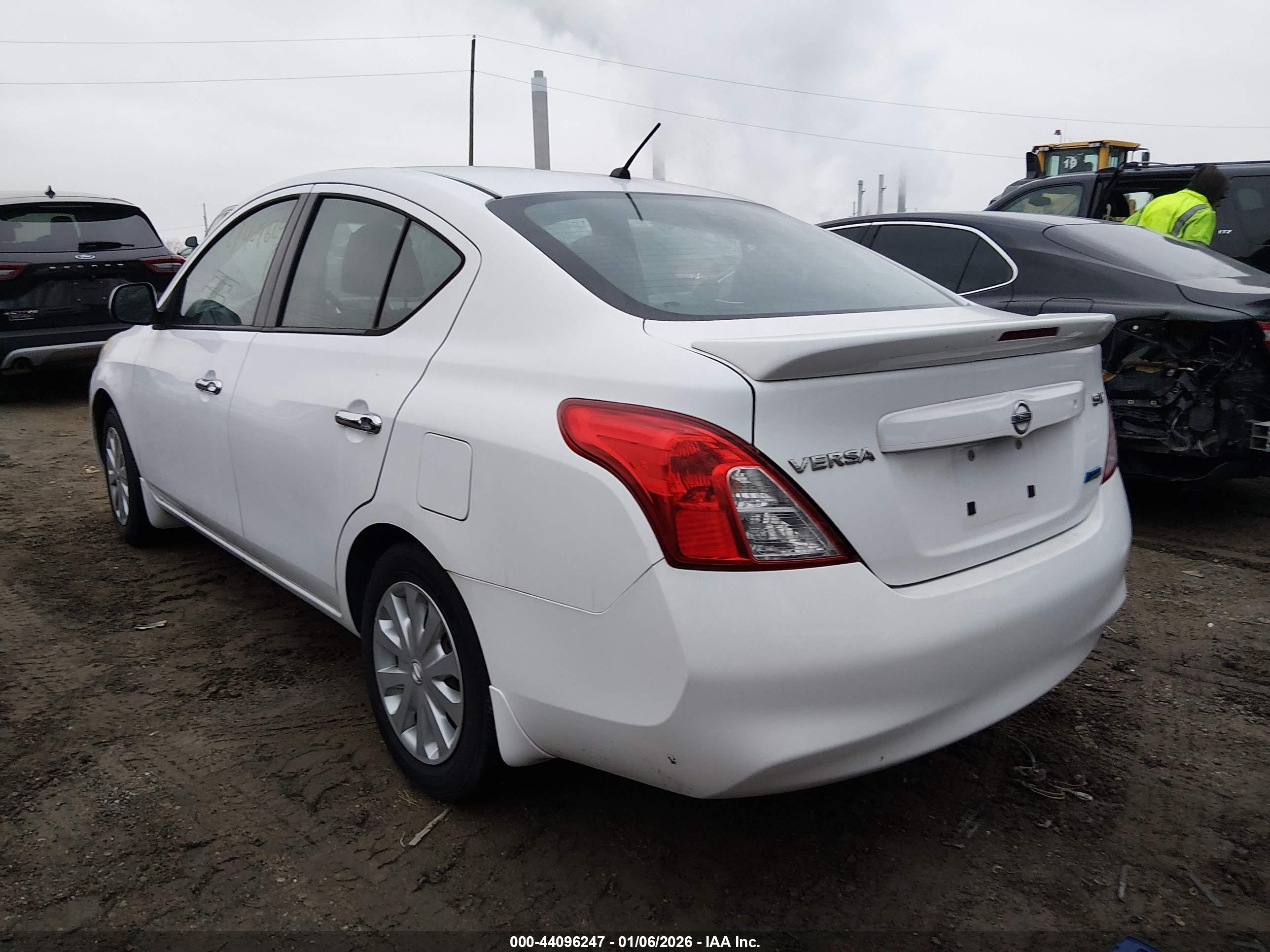 NISSAN VERSA image 3