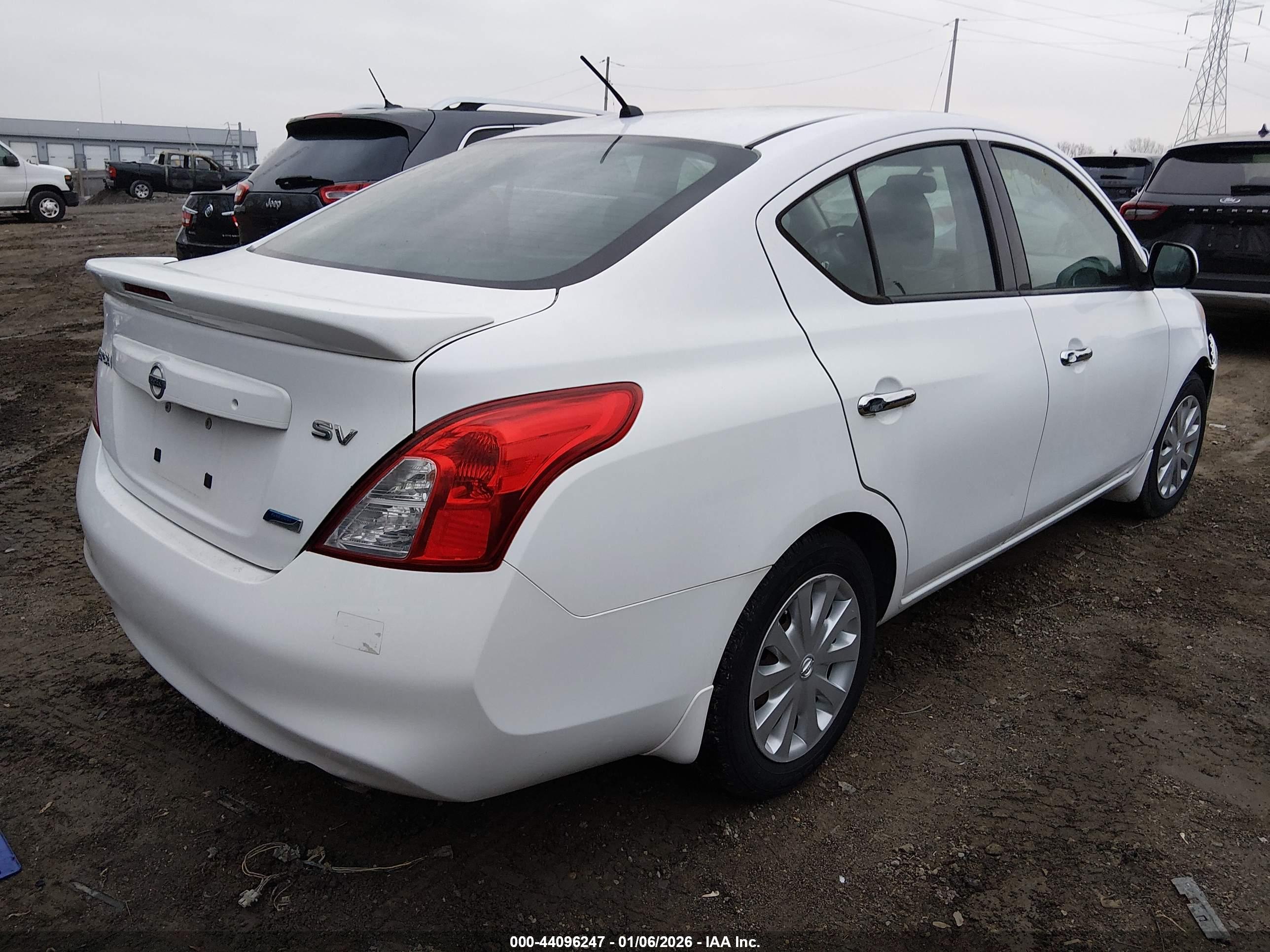 NISSAN VERSA image 4