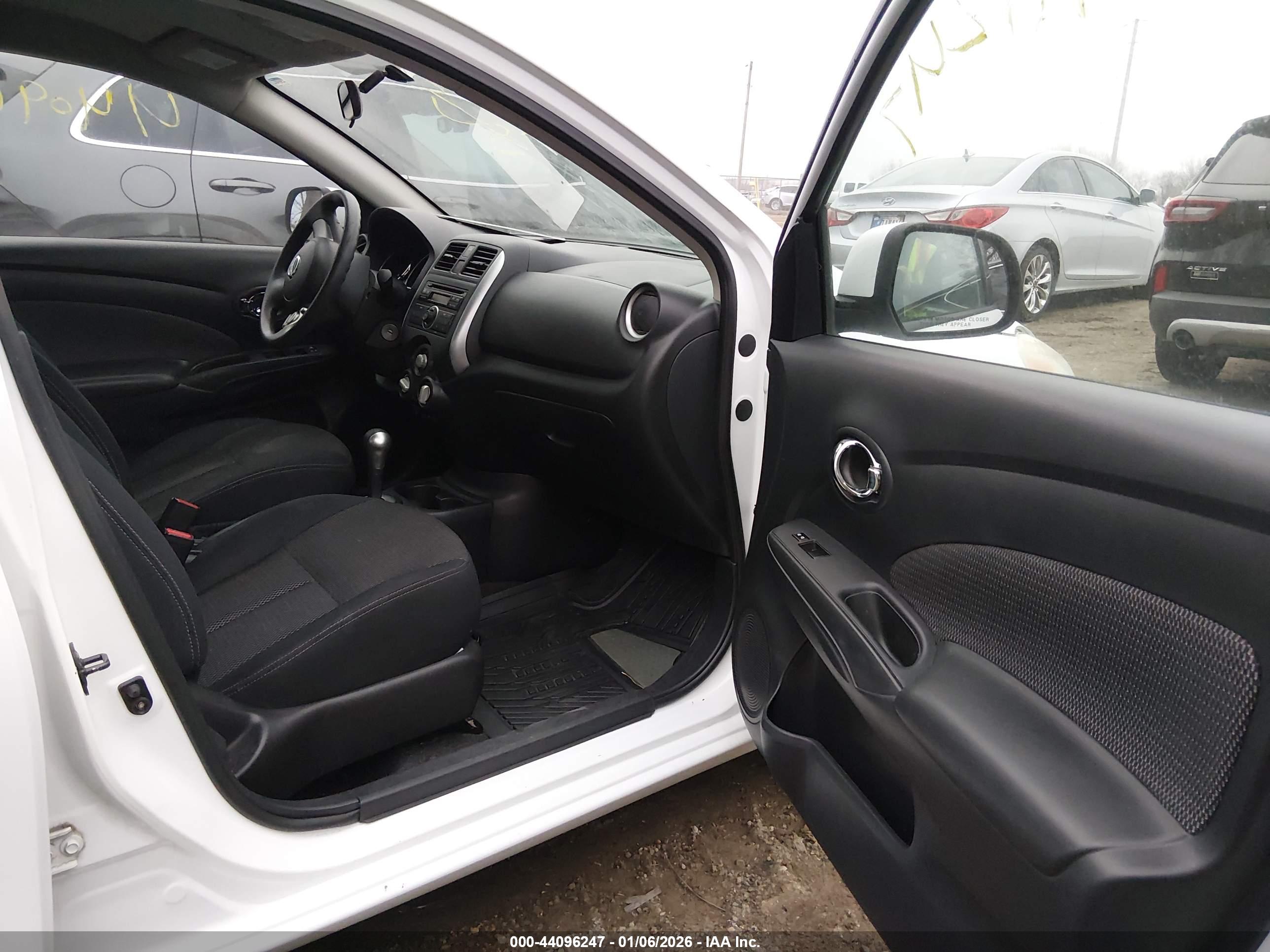 NISSAN VERSA image 5