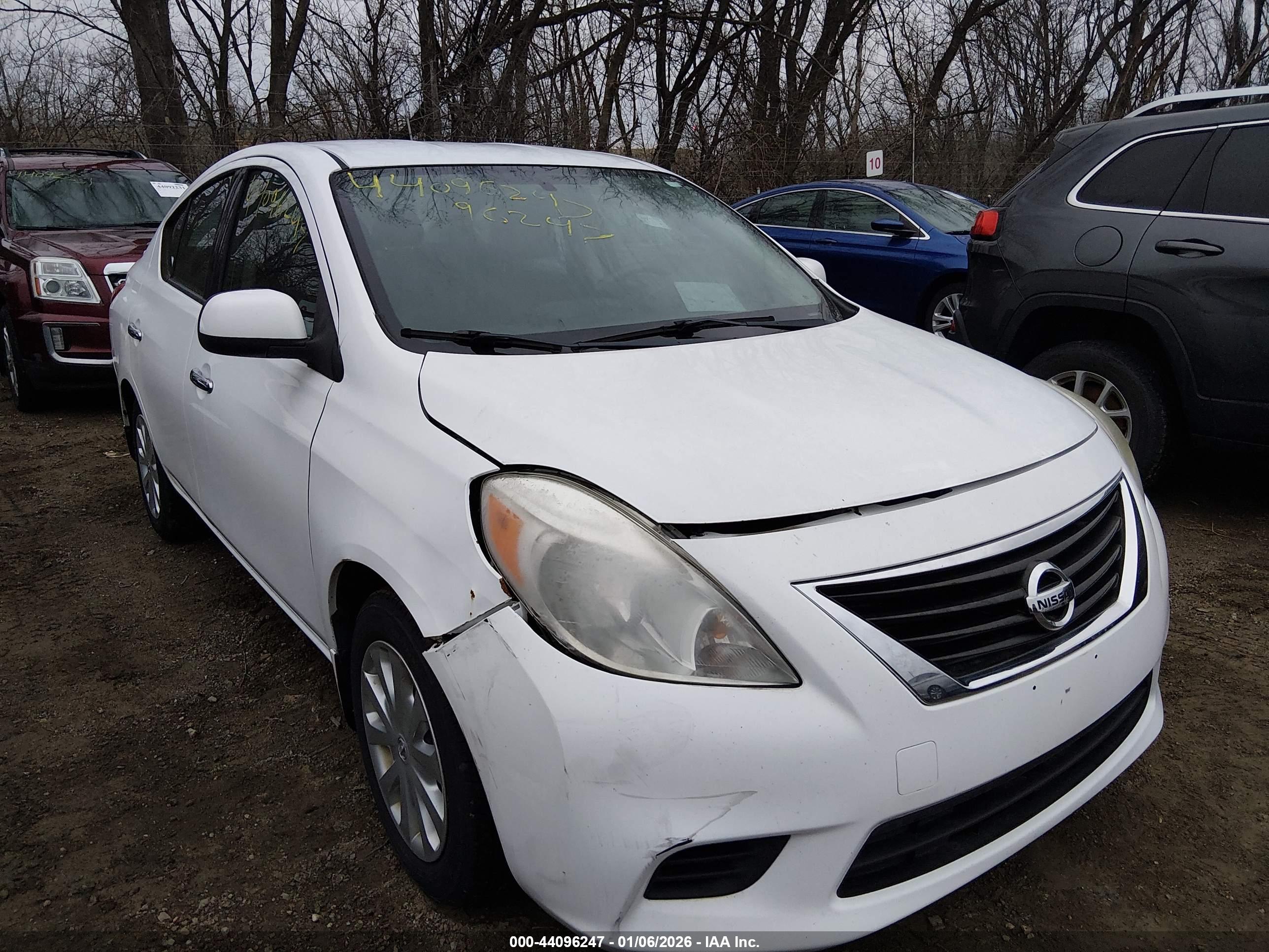 NISSAN VERSA image 6