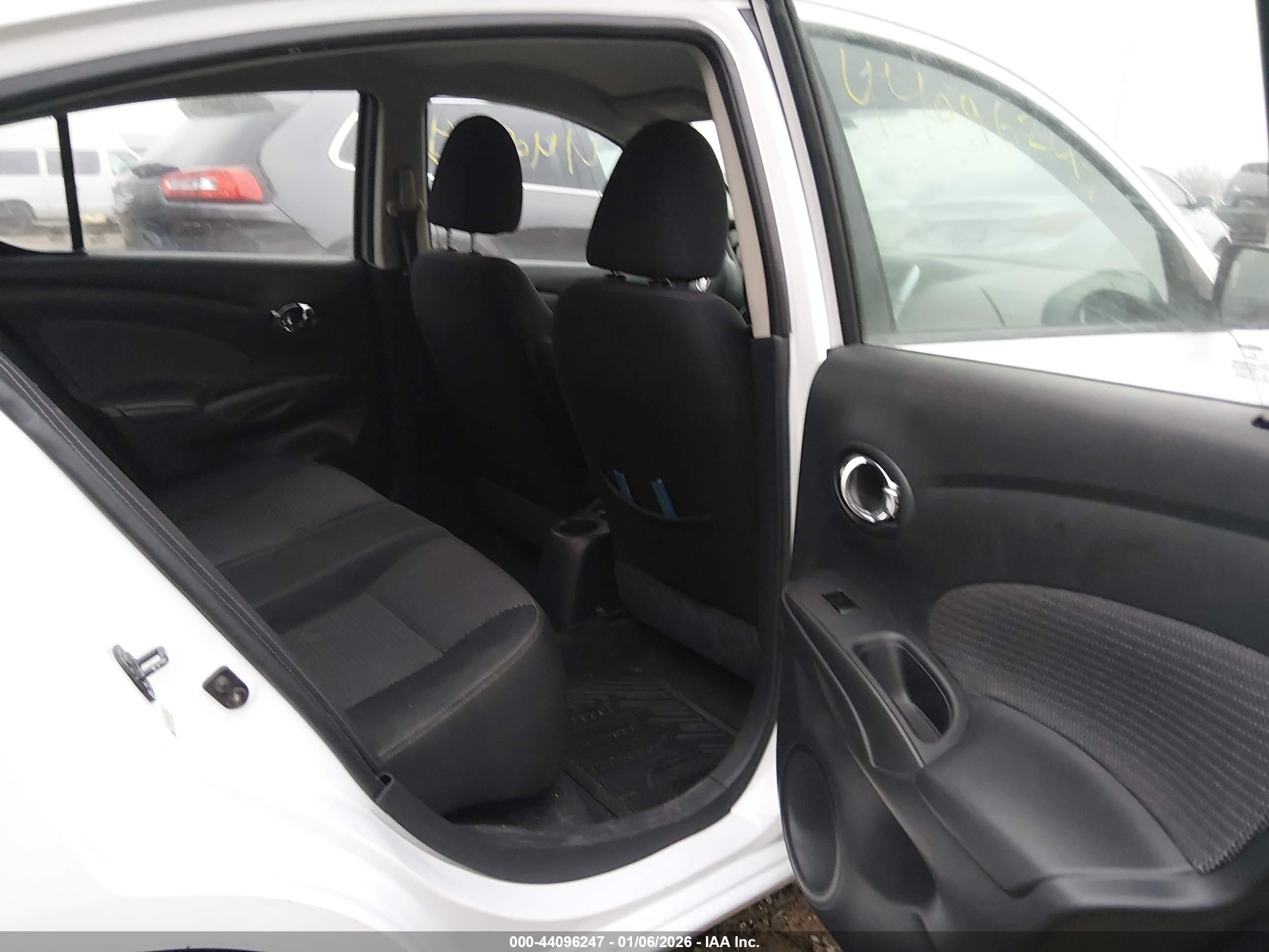 NISSAN VERSA image 8
