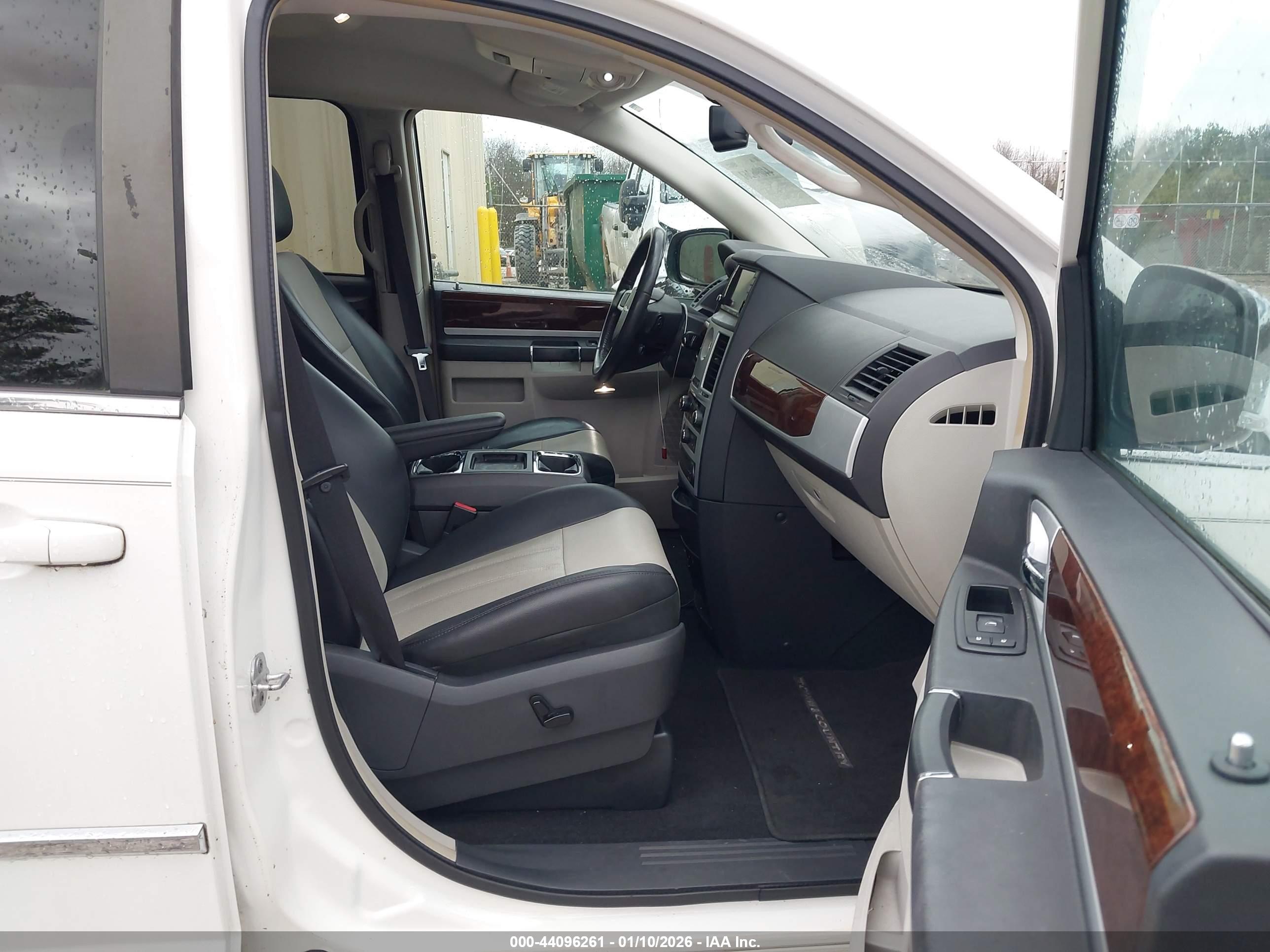 CHRYSLER TOWN image 5