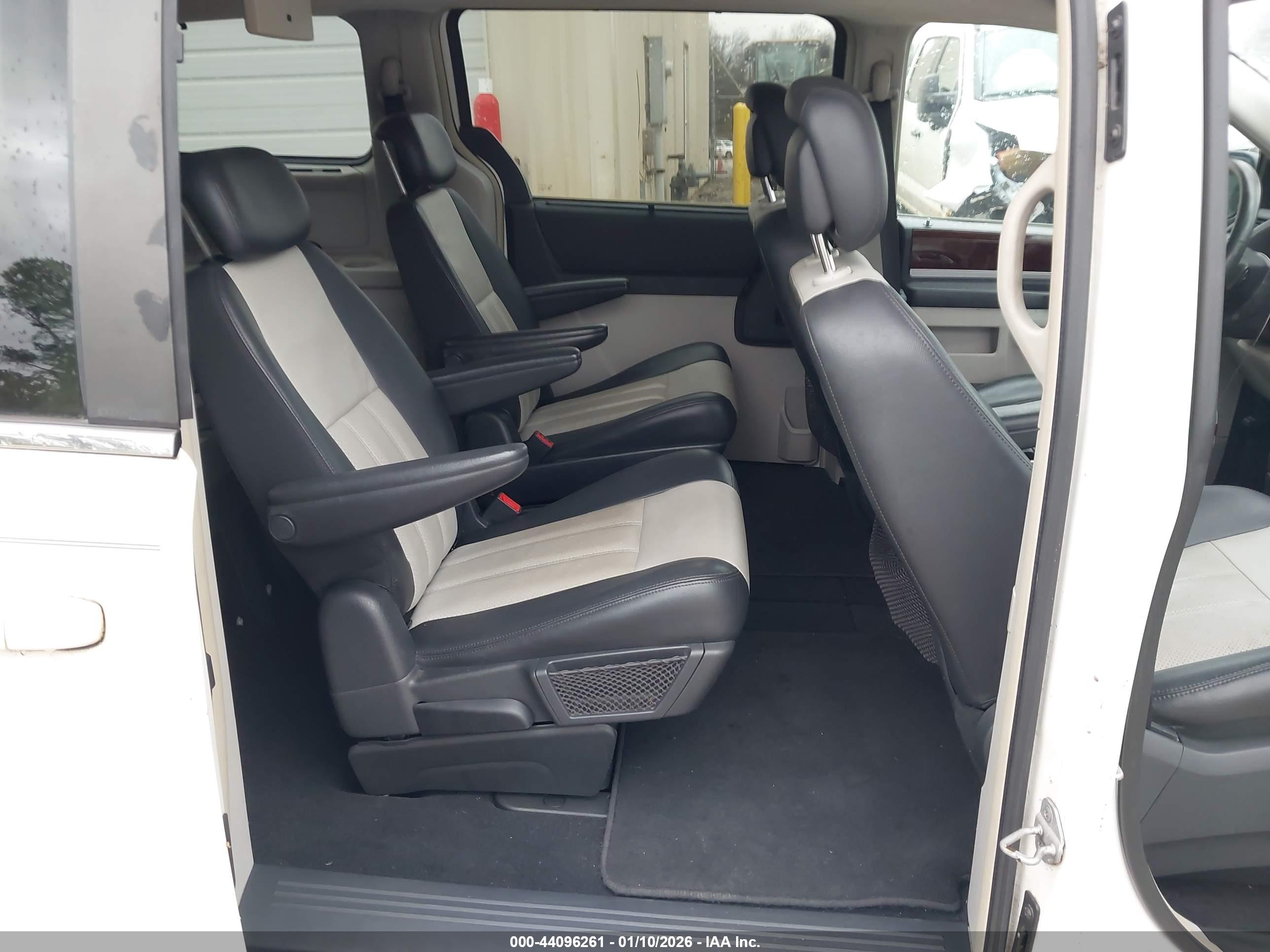 CHRYSLER TOWN image 8