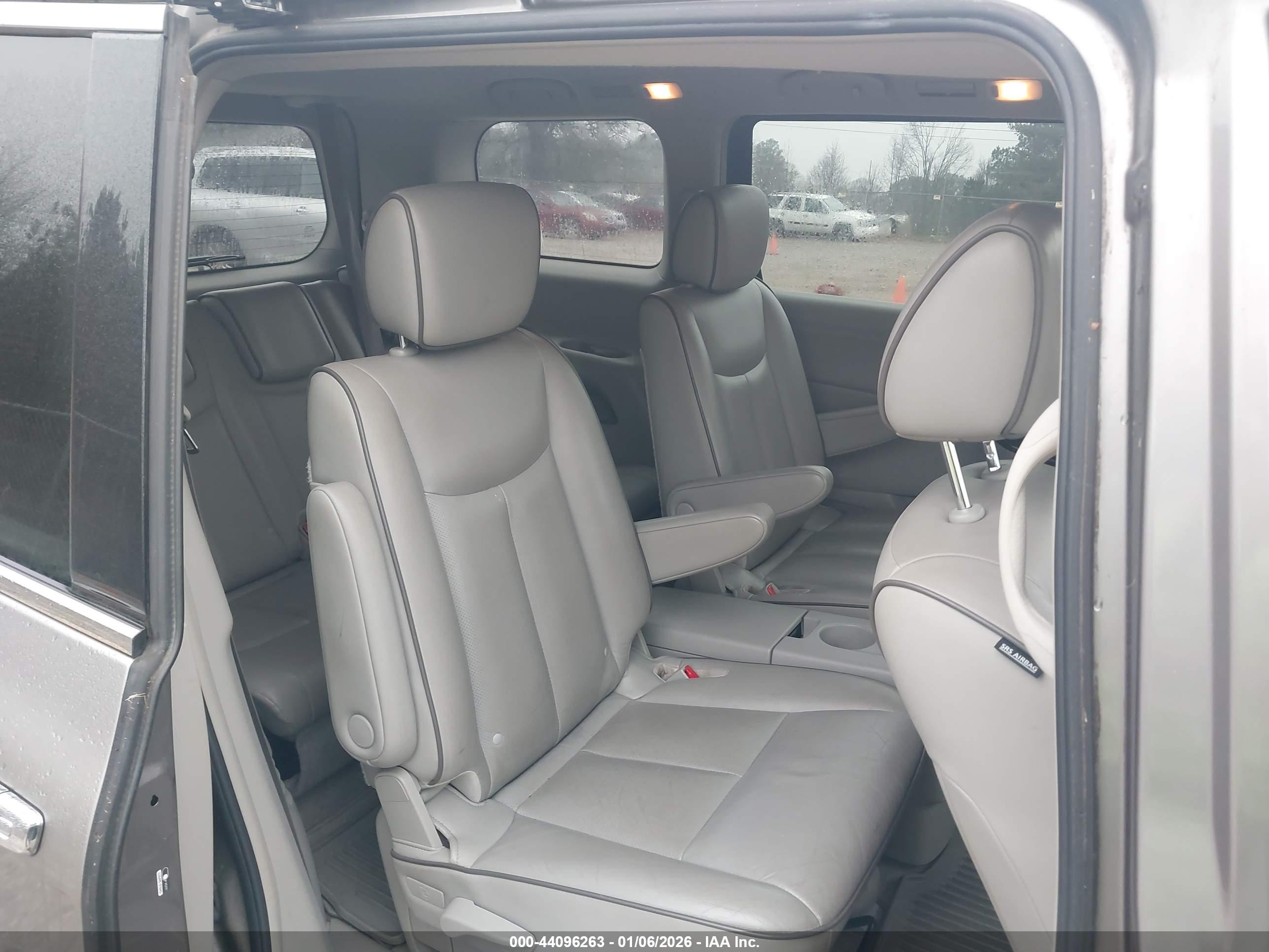 NISSAN QUEST image 8