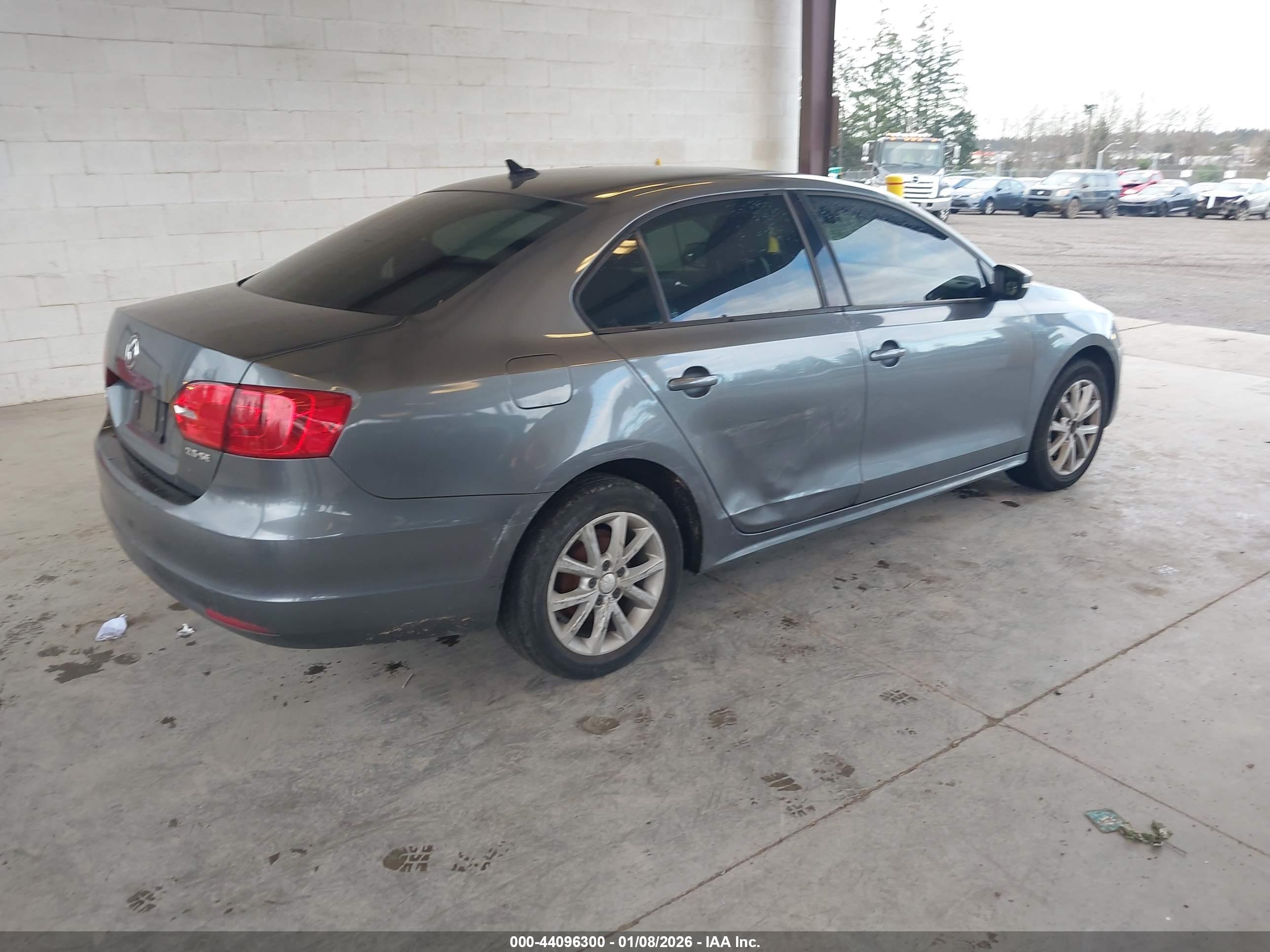 VOLKSWAGEN JETTA image 4
