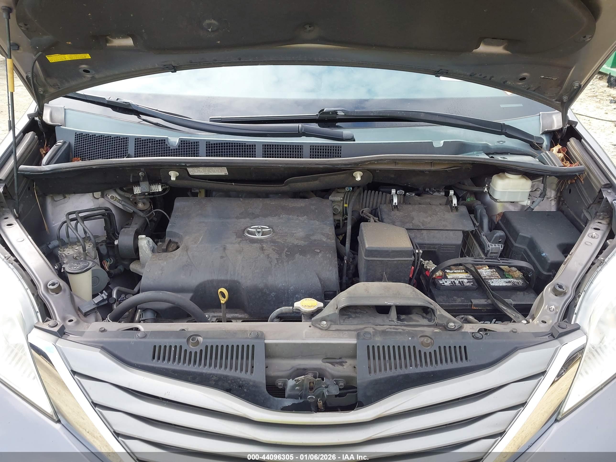 TOYOTA SIENNA image 10