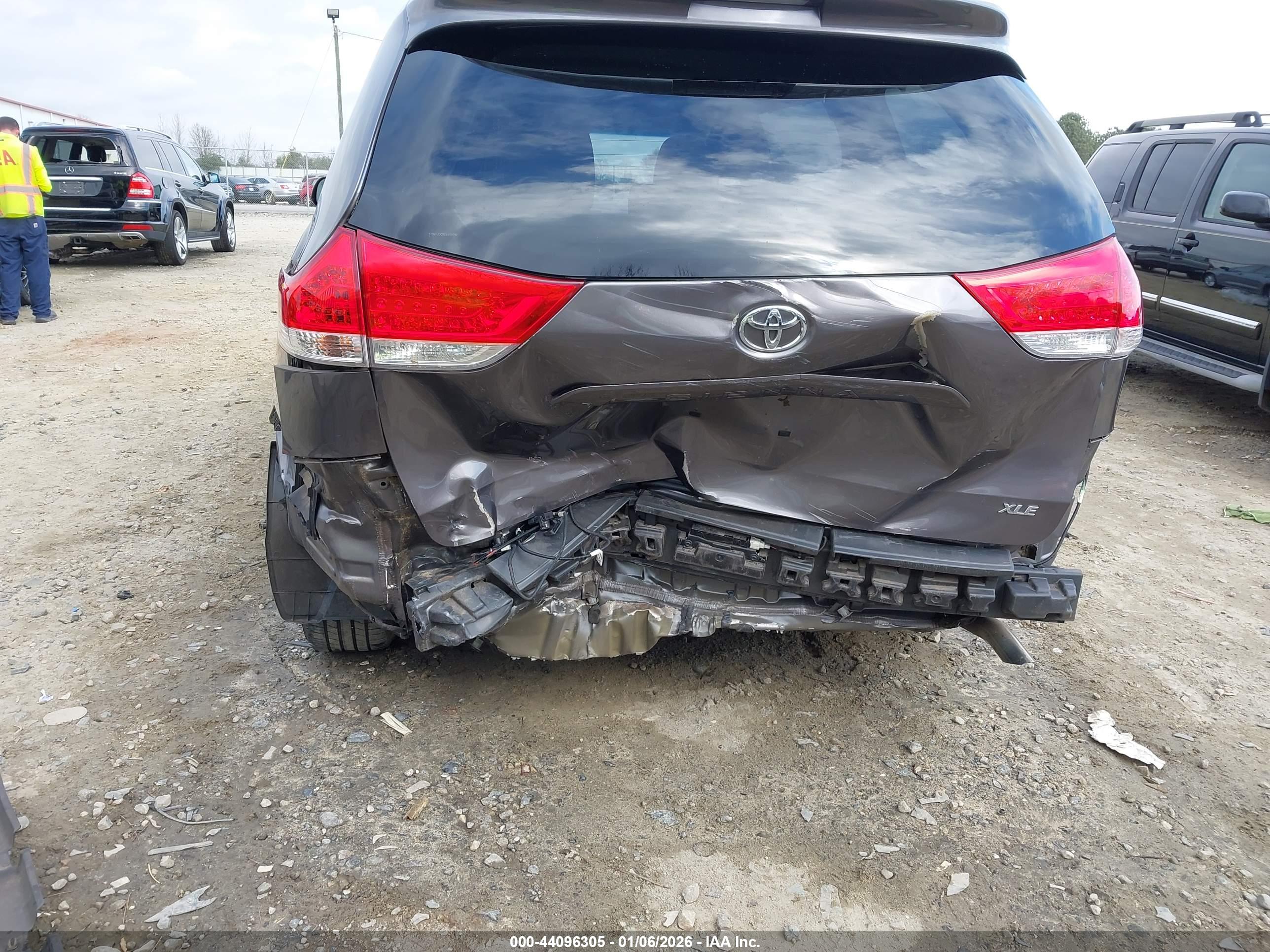 TOYOTA SIENNA image 6