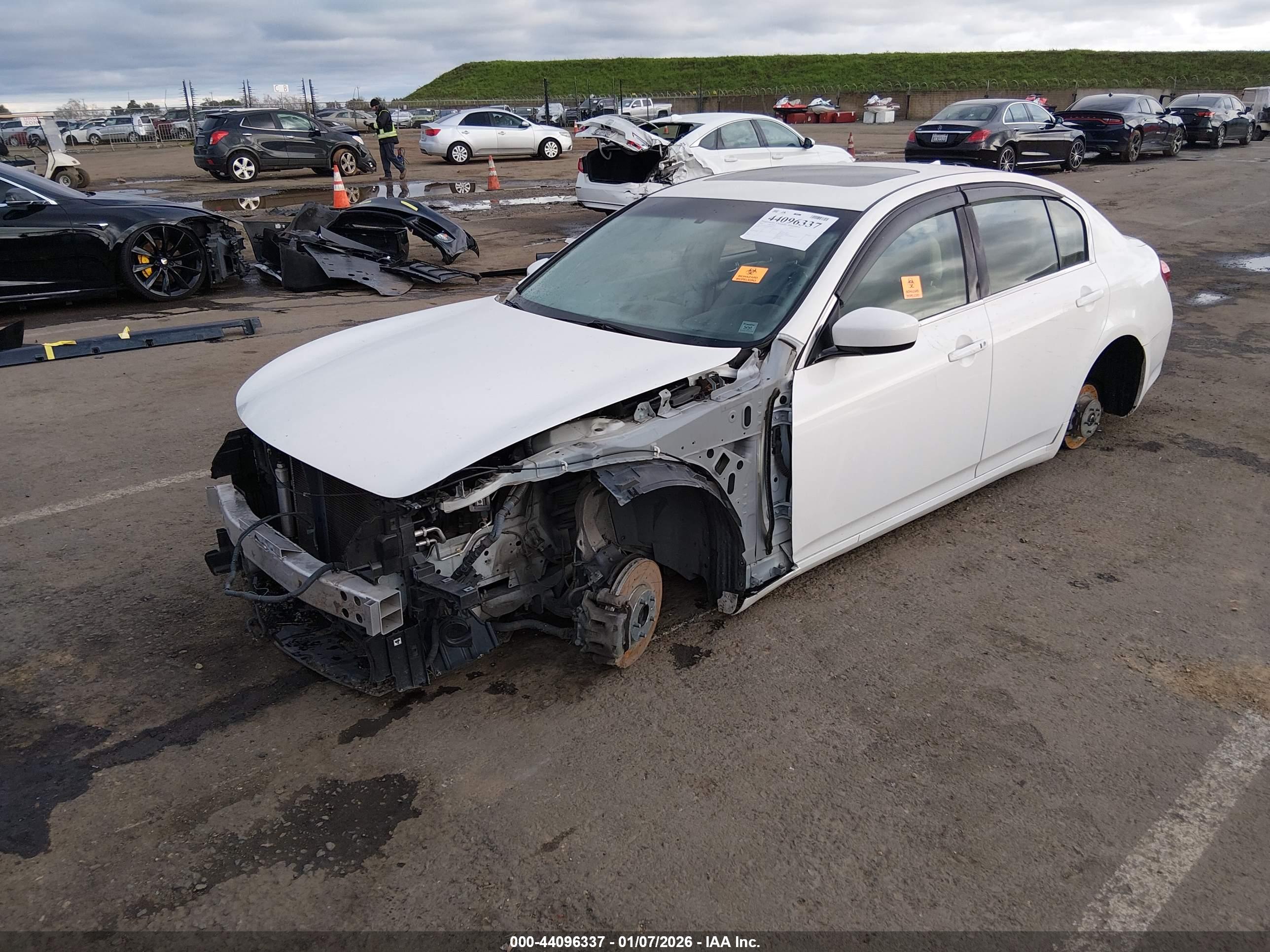 INFINITI G37 image 2
