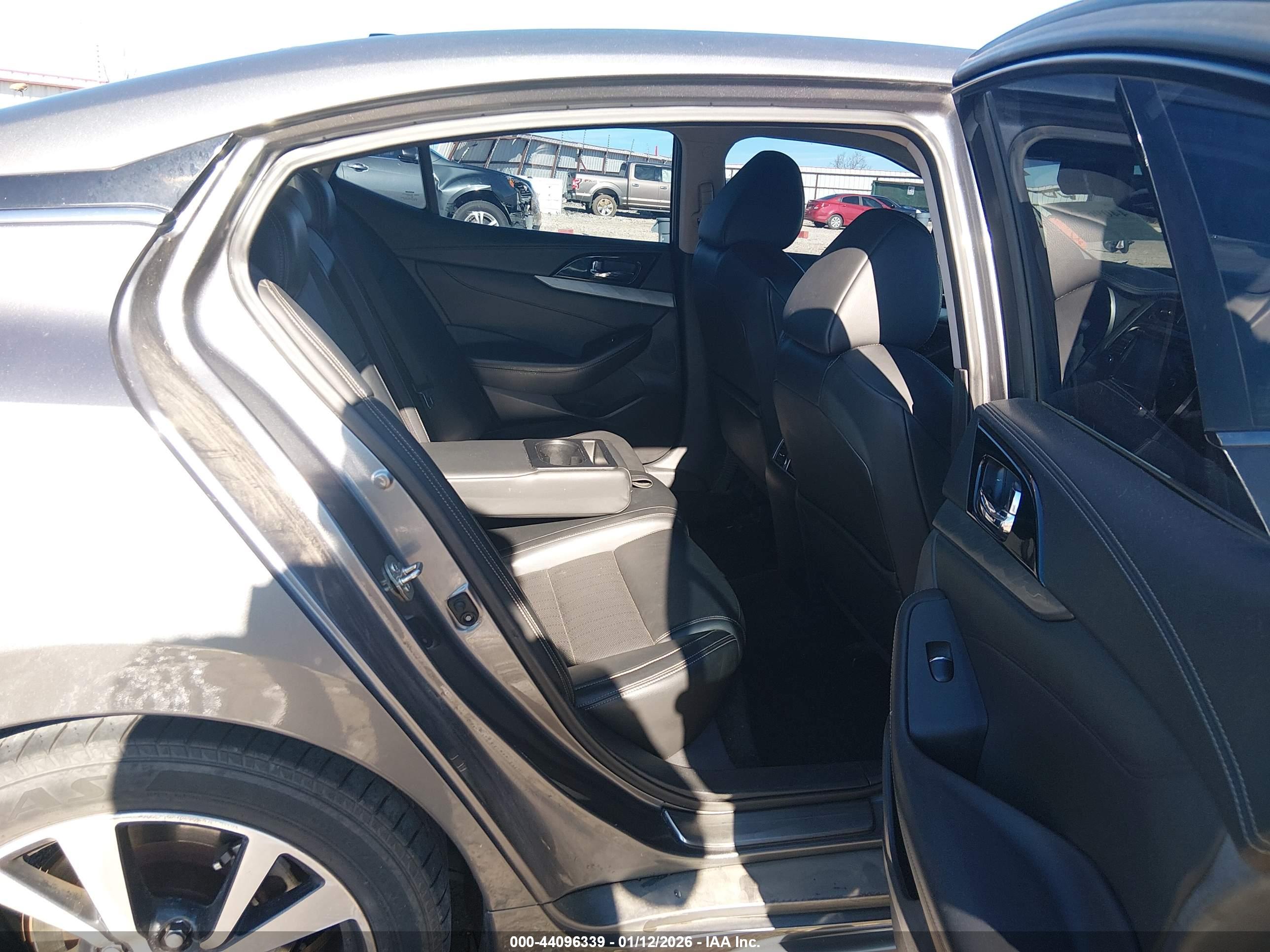 NISSAN MAXIMA image 8