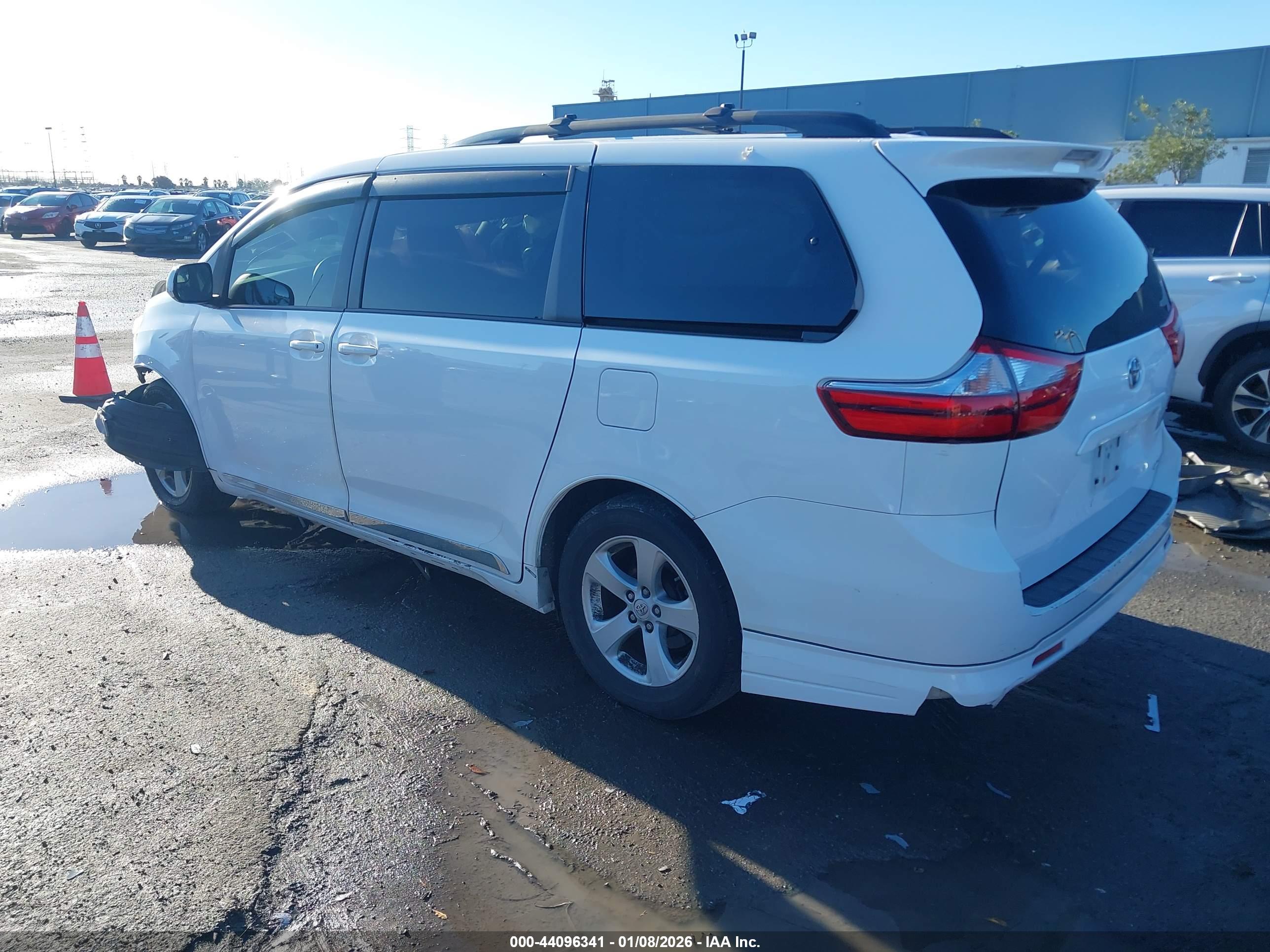 TOYOTA SIENNA image 3