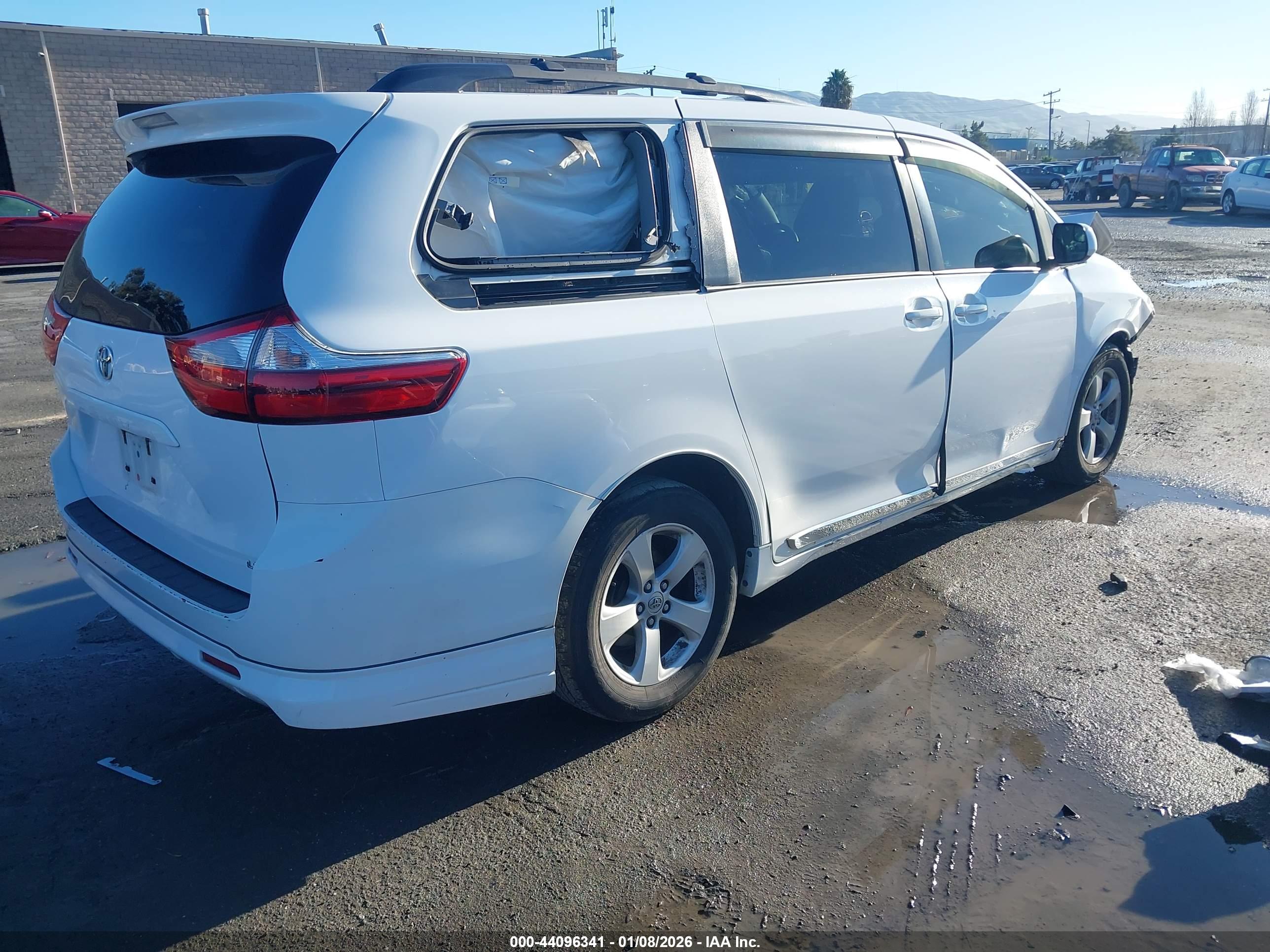 TOYOTA SIENNA image 4