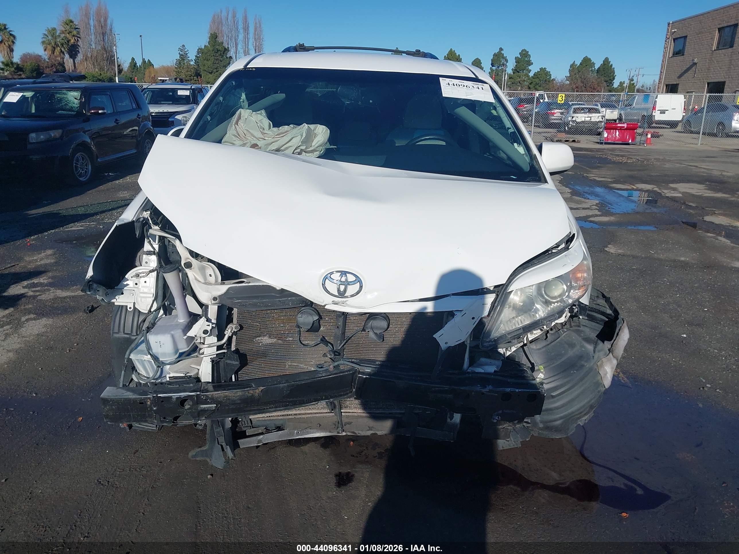TOYOTA SIENNA image 6
