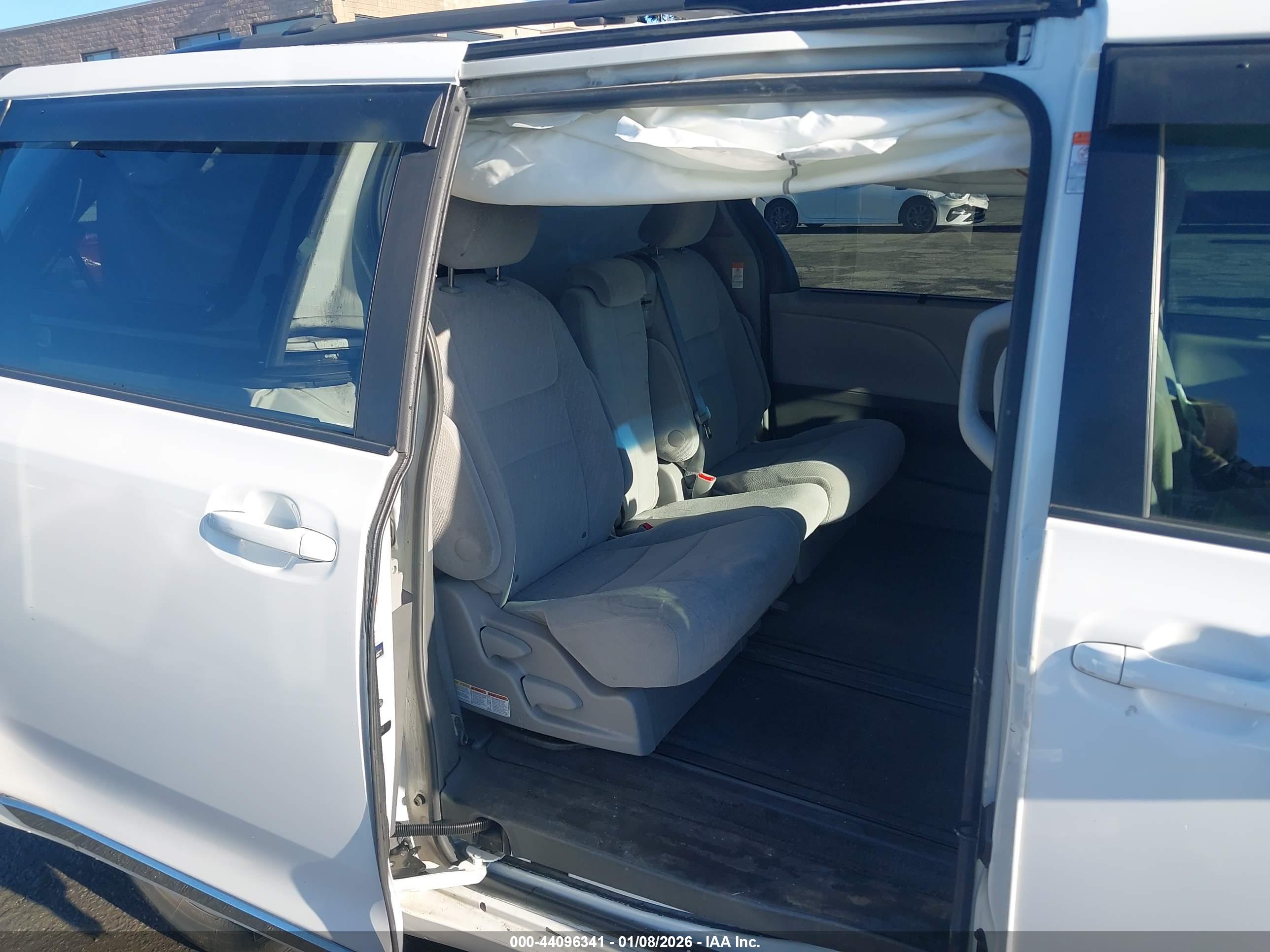 TOYOTA SIENNA image 8