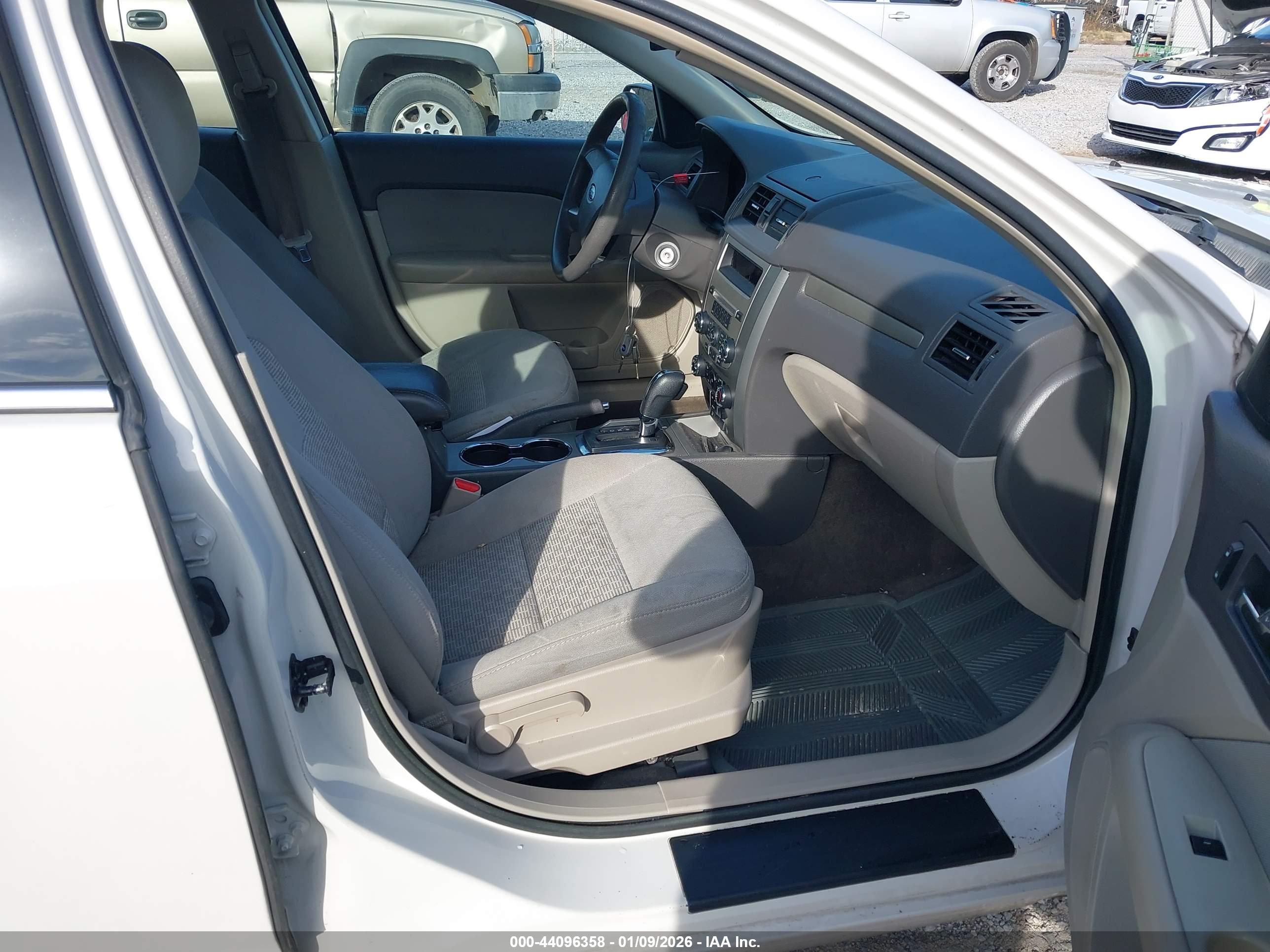 FORD FUSION image 5