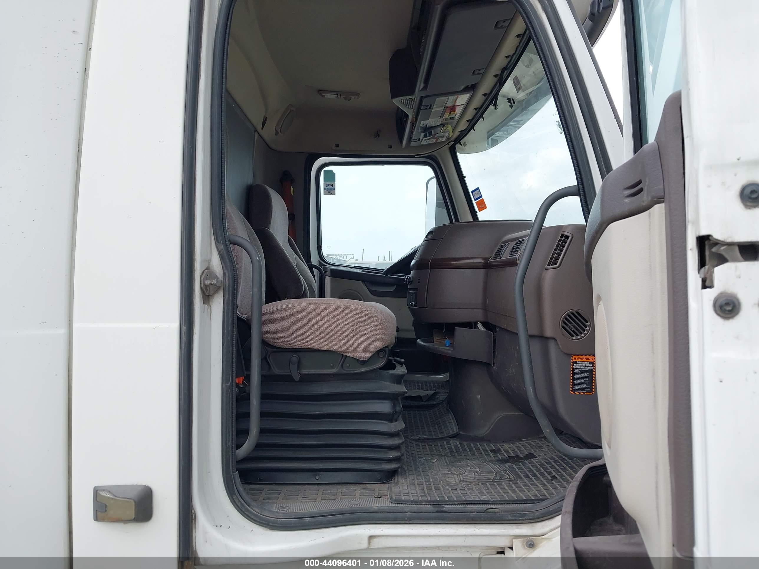 VOLVO VN image 7