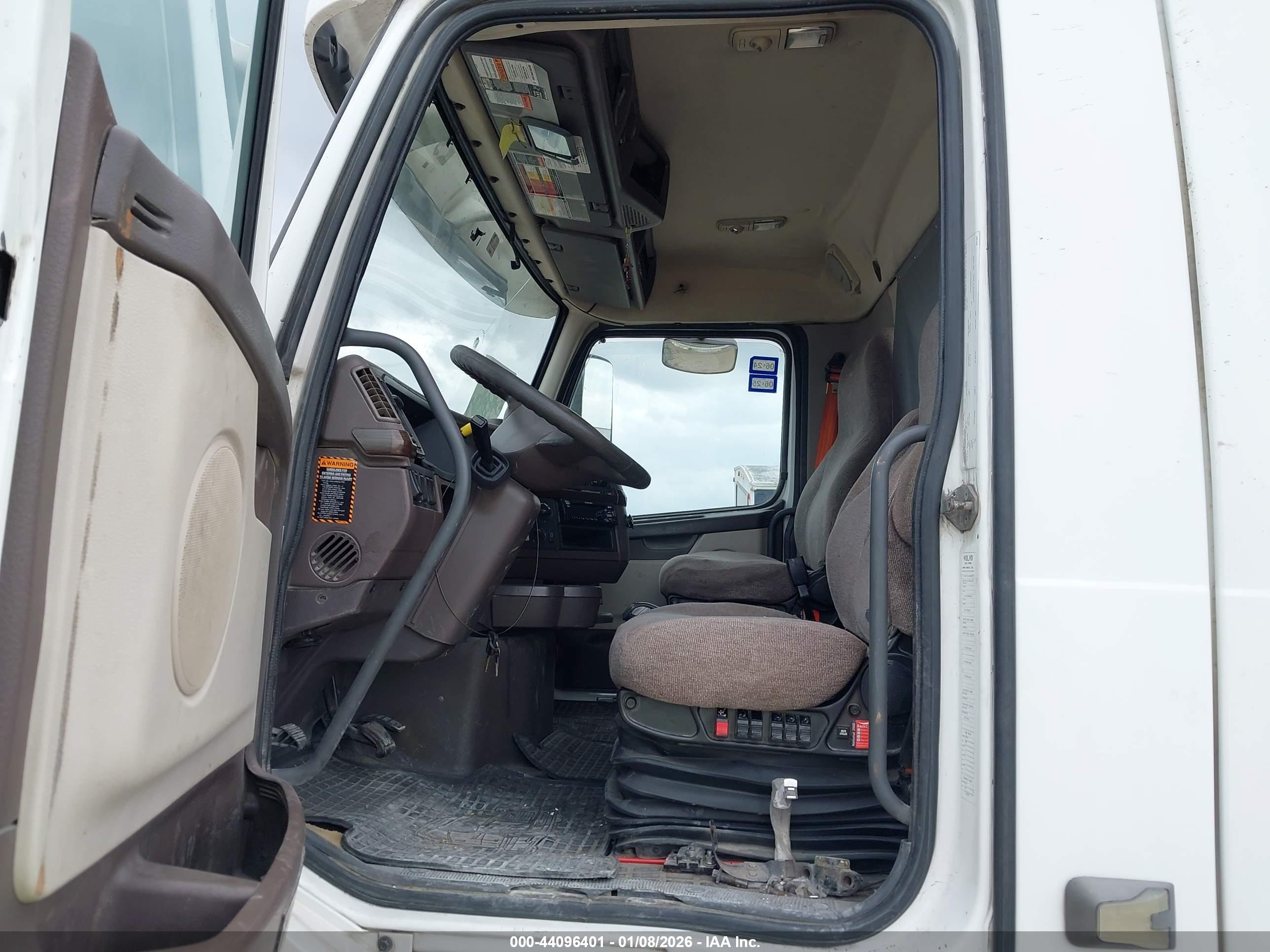 VOLVO VN image 8