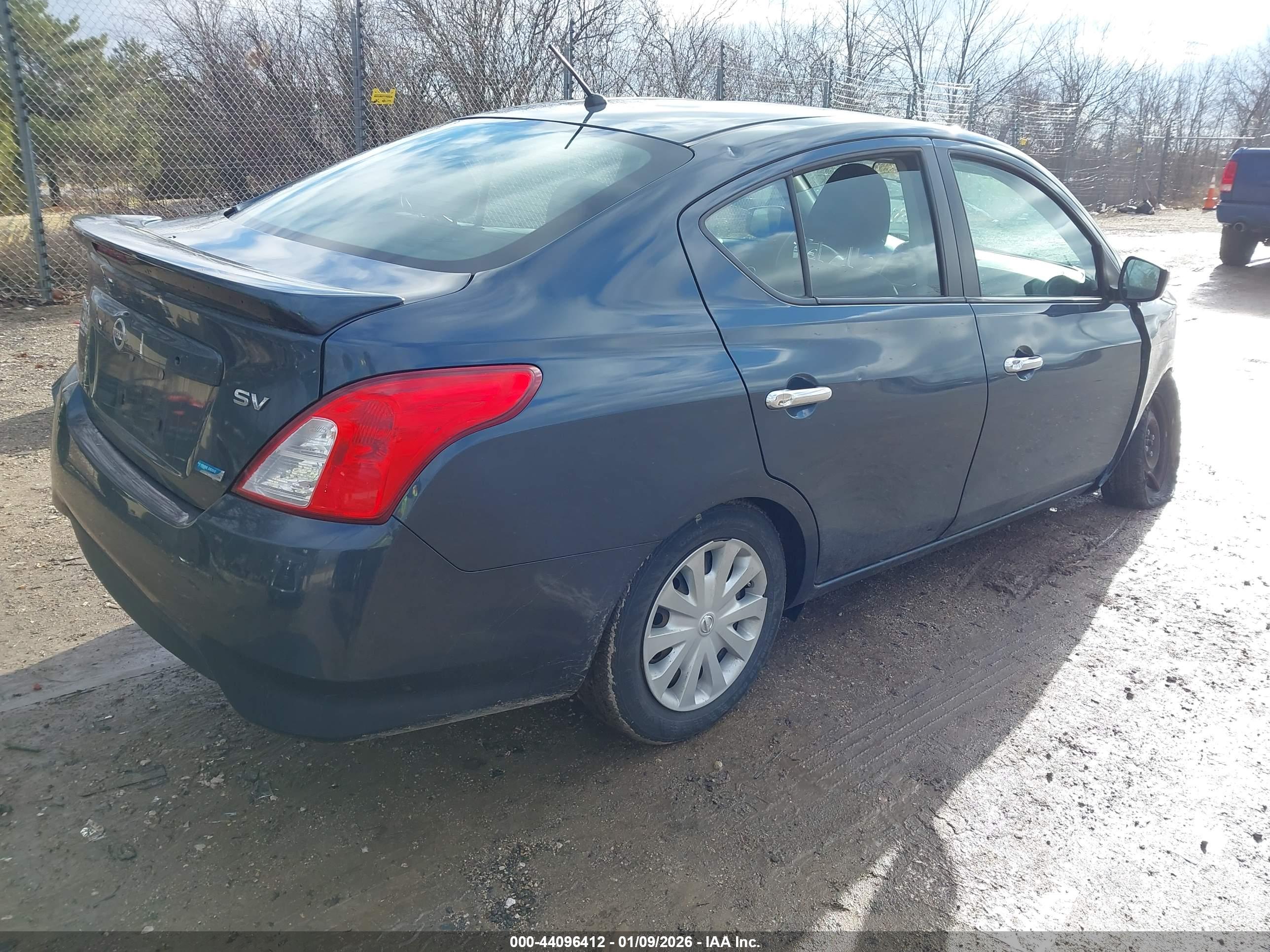 NISSAN VERSA image 4