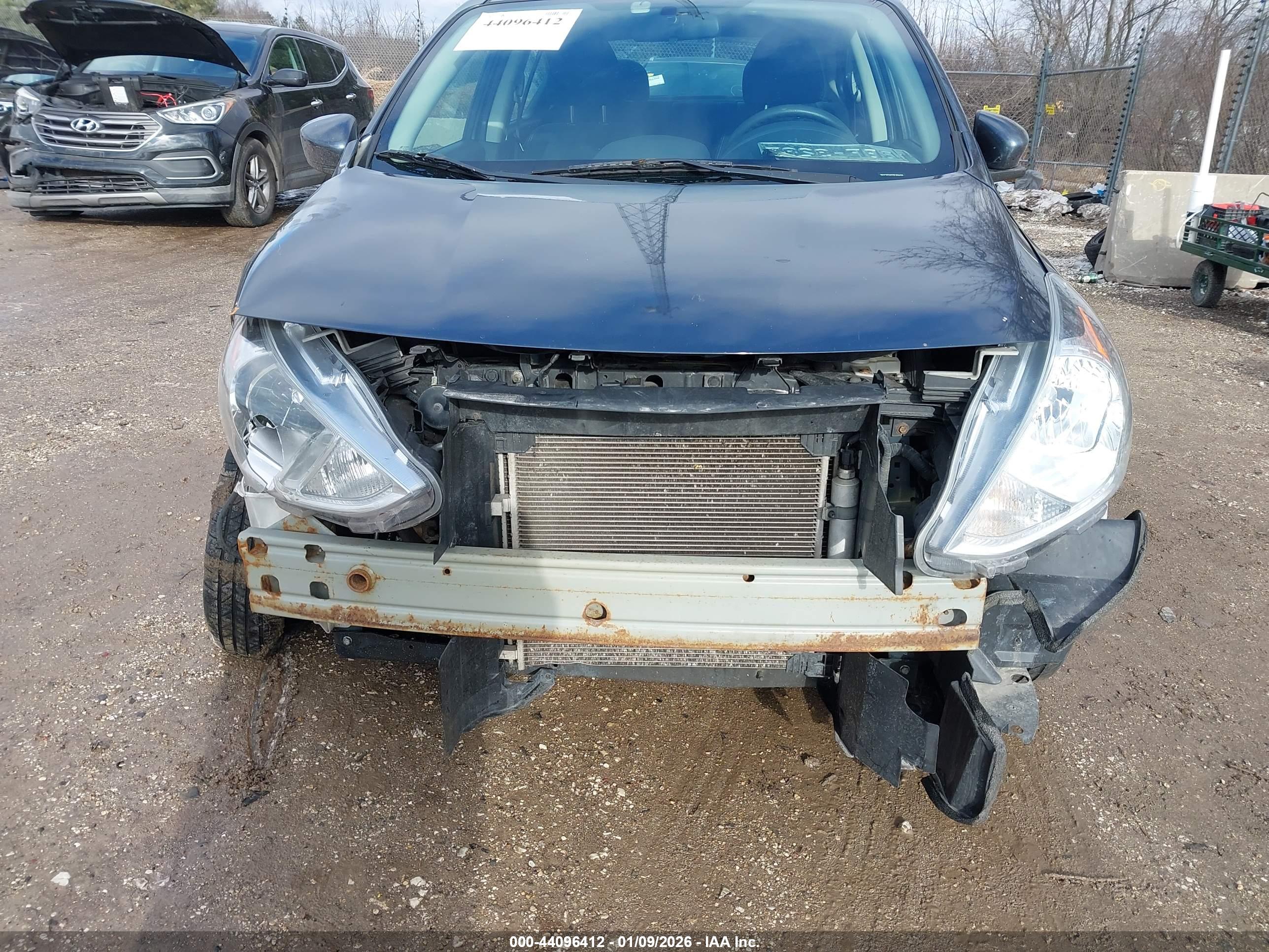 NISSAN VERSA image 6