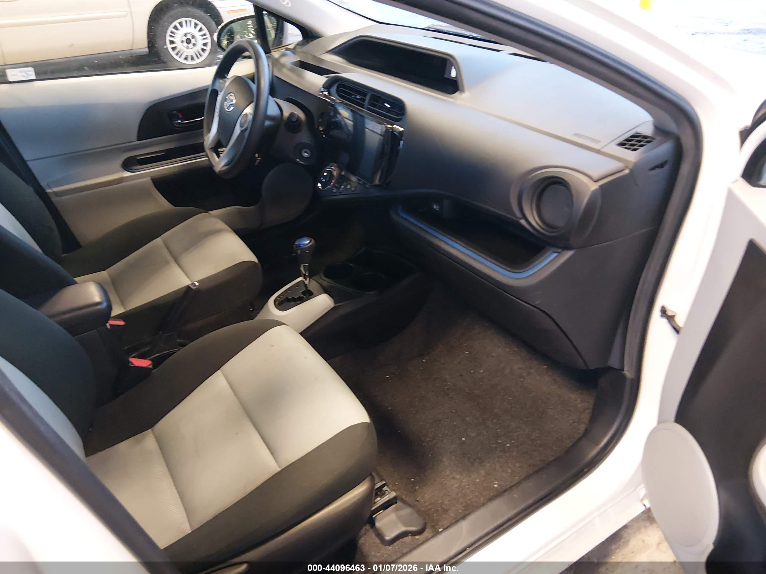 TOYOTA PRIUS image 5
