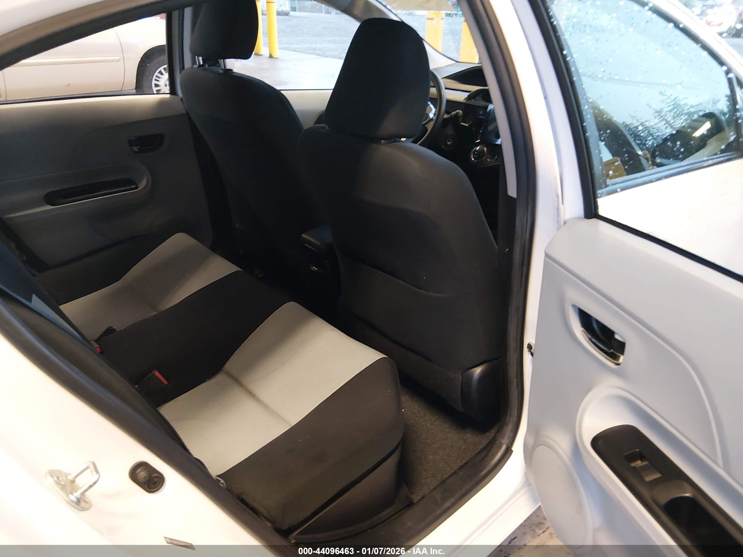 TOYOTA PRIUS image 8