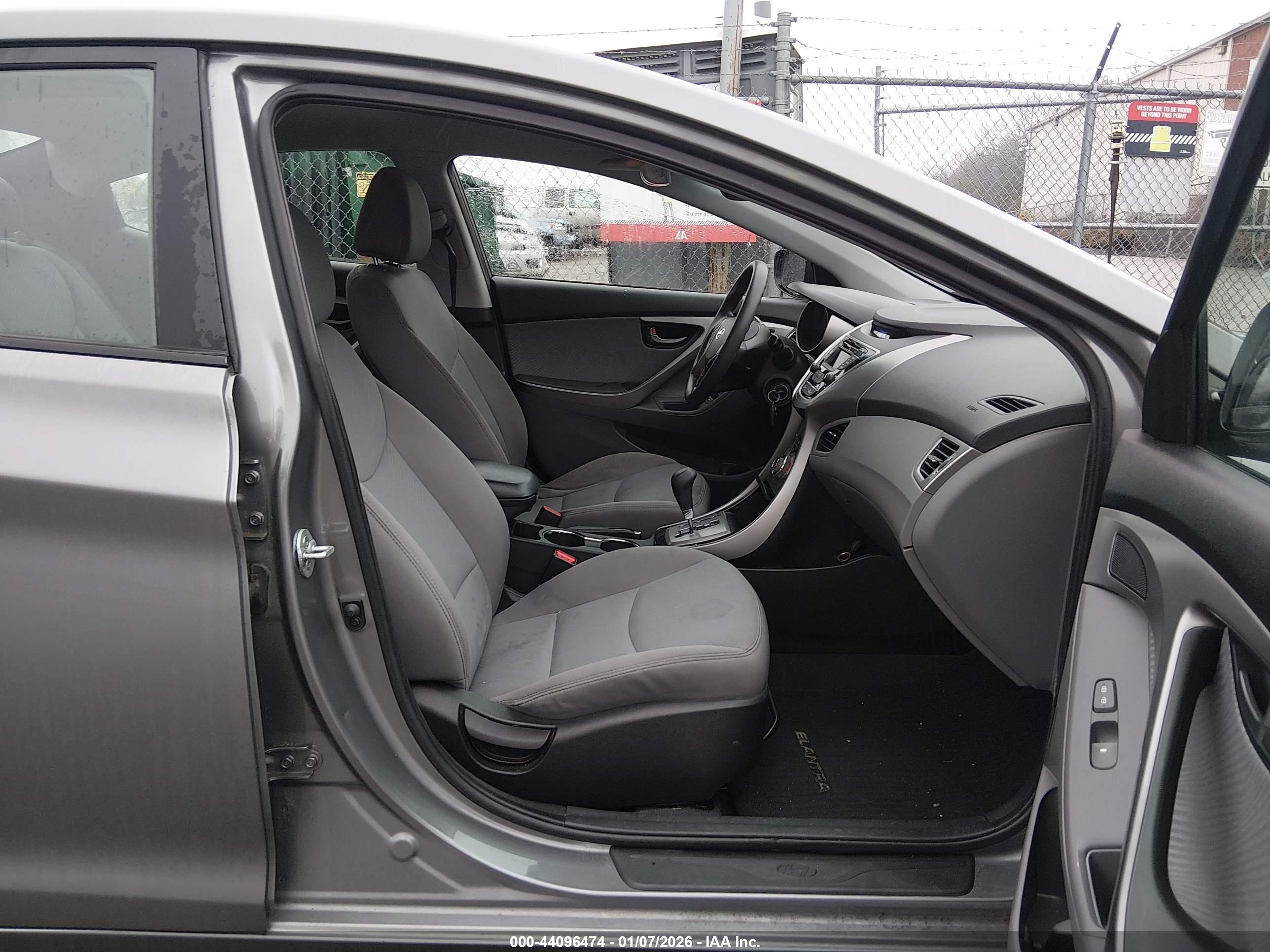 HYUNDAI ELANTRA image 5