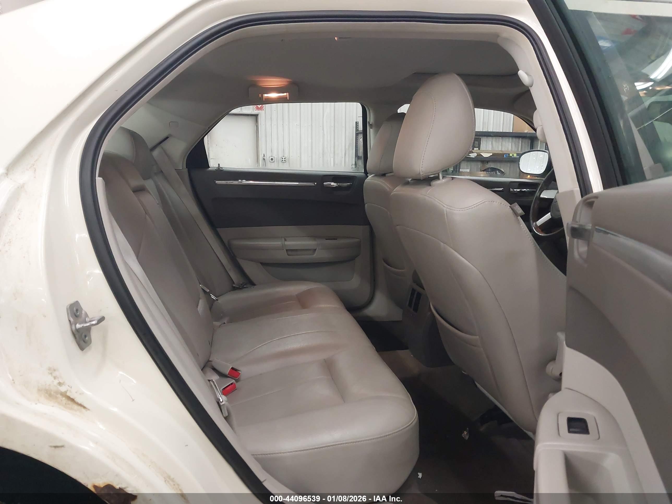 CHRYSLER 300 image 8
