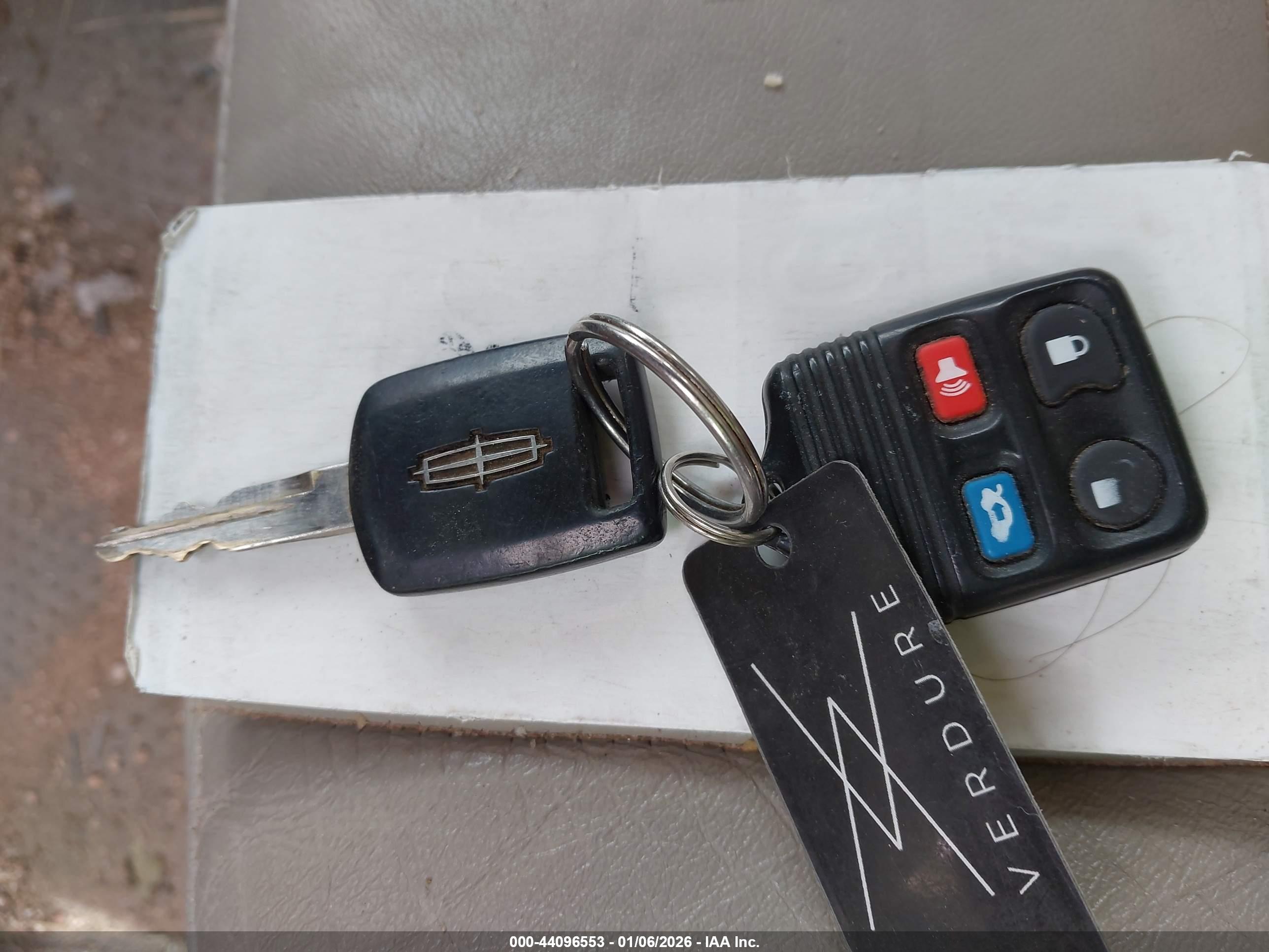 LINCOLN TOWN image 11