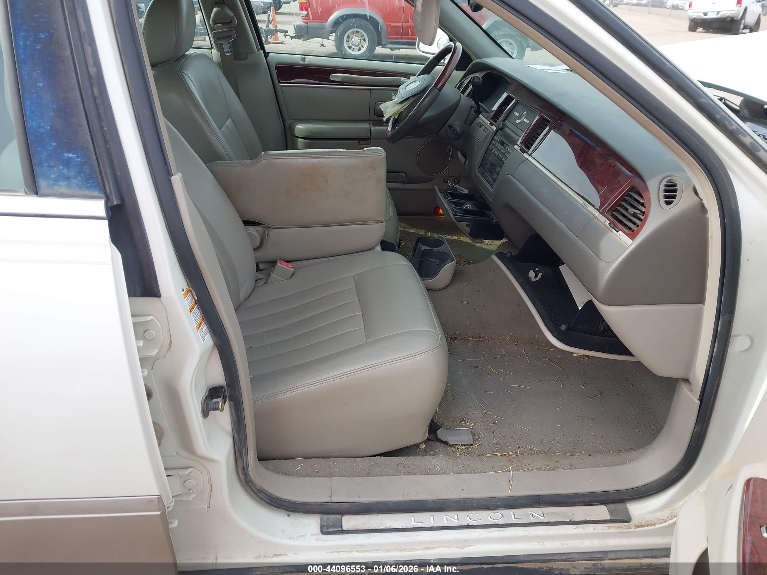 LINCOLN TOWN image 5