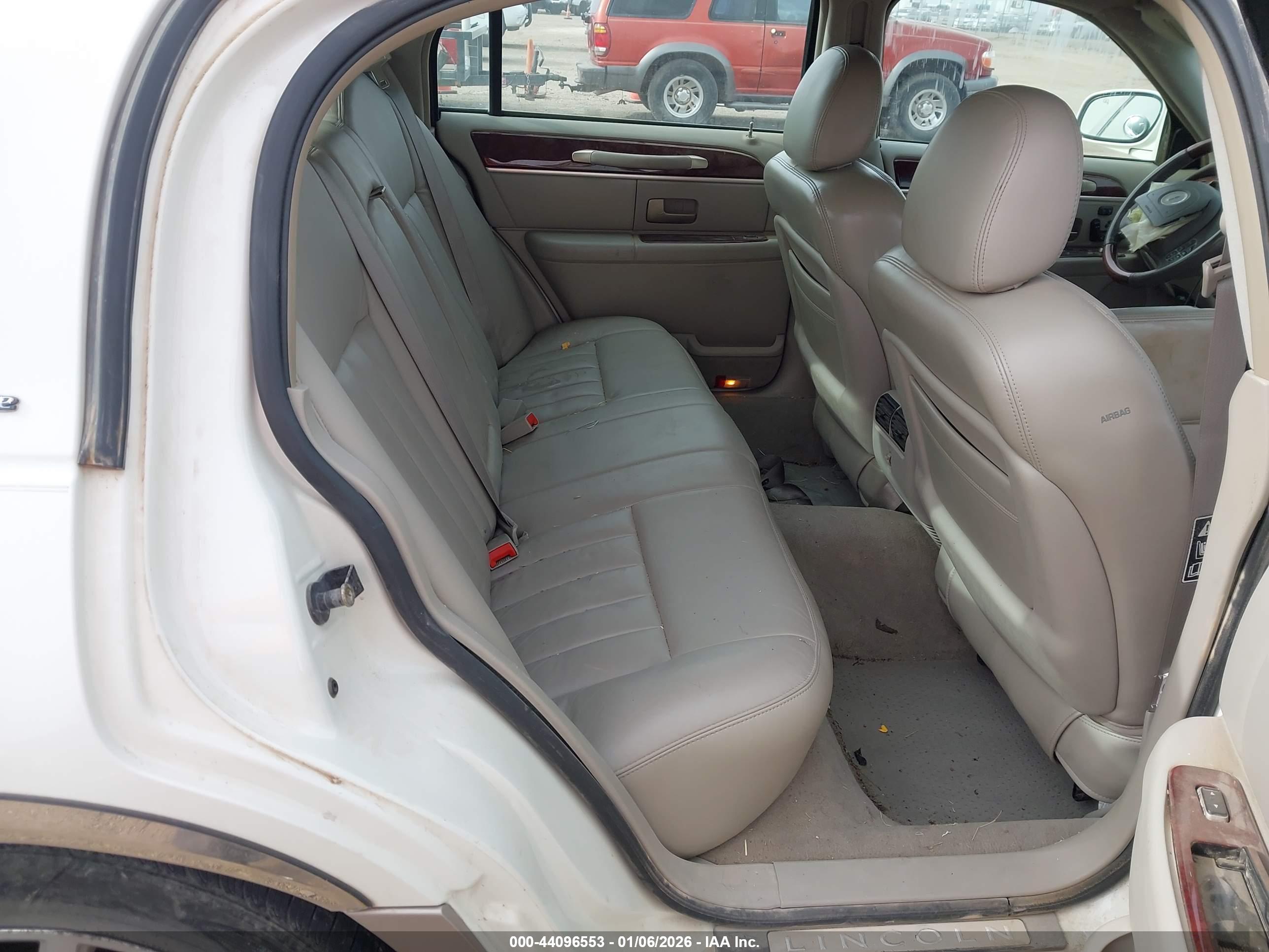 LINCOLN TOWN image 8