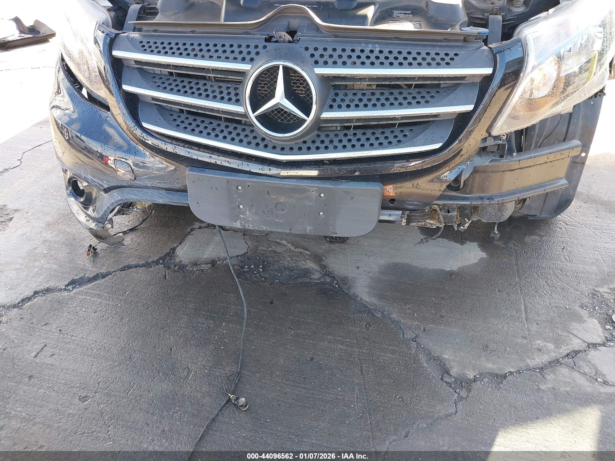 MERCEDES-BENZ METRIS image 6