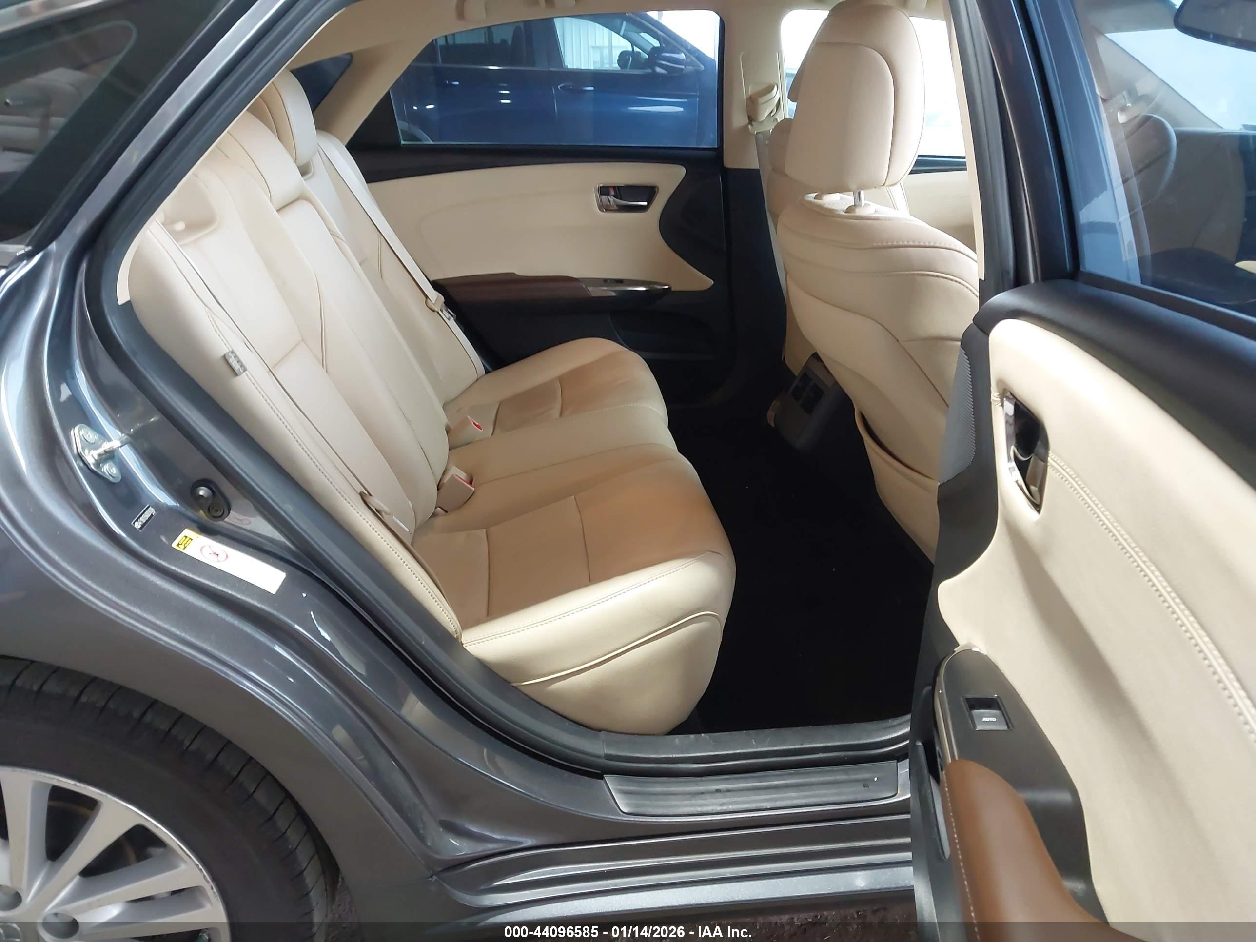 TOYOTA AVALON image 8