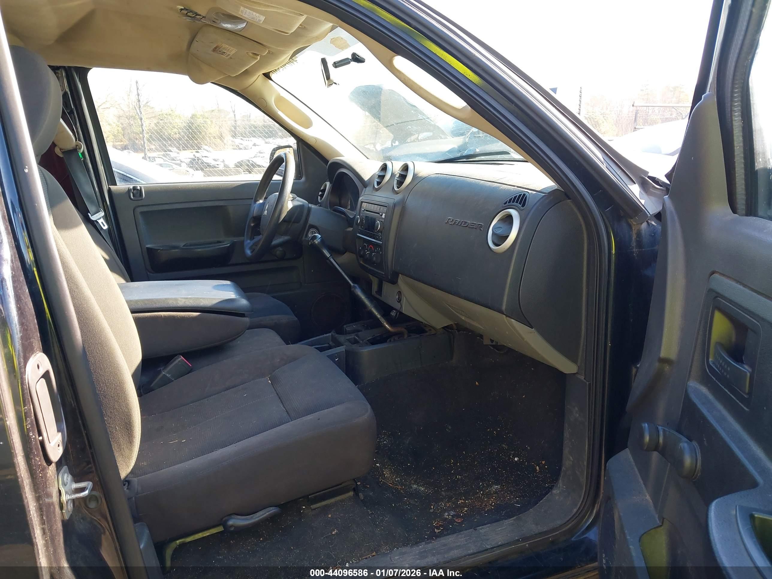 MITSUBISHI RAIDER image 5