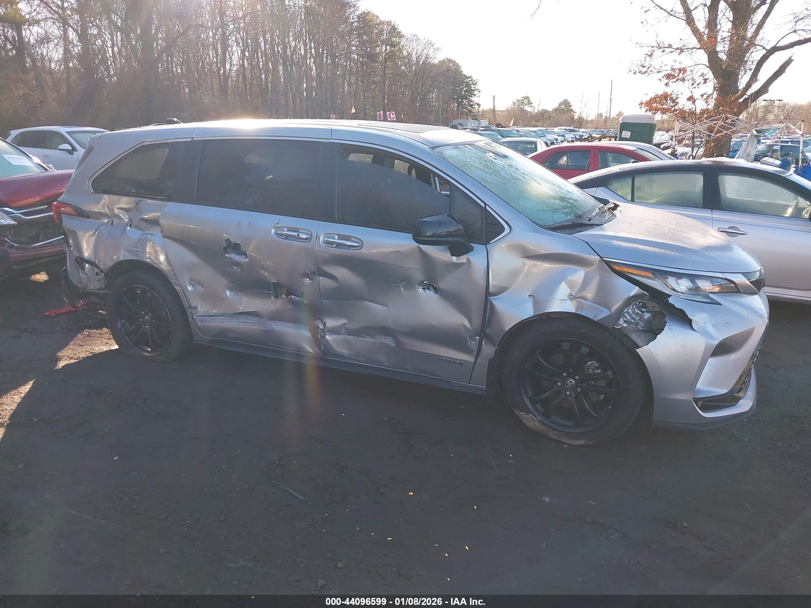 TOYOTA SIENNA image 6