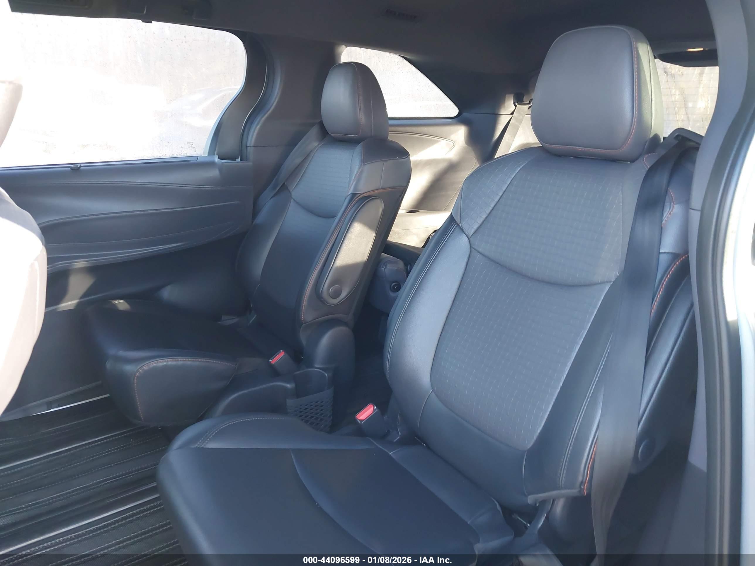 TOYOTA SIENNA image 8