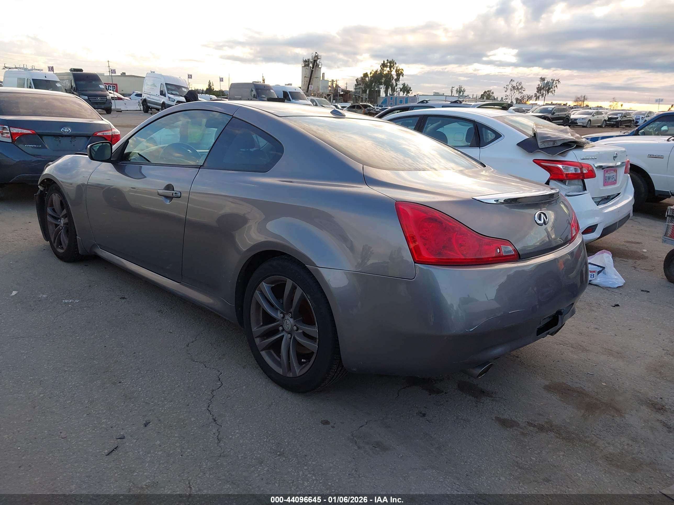 INFINITI G37 image 3