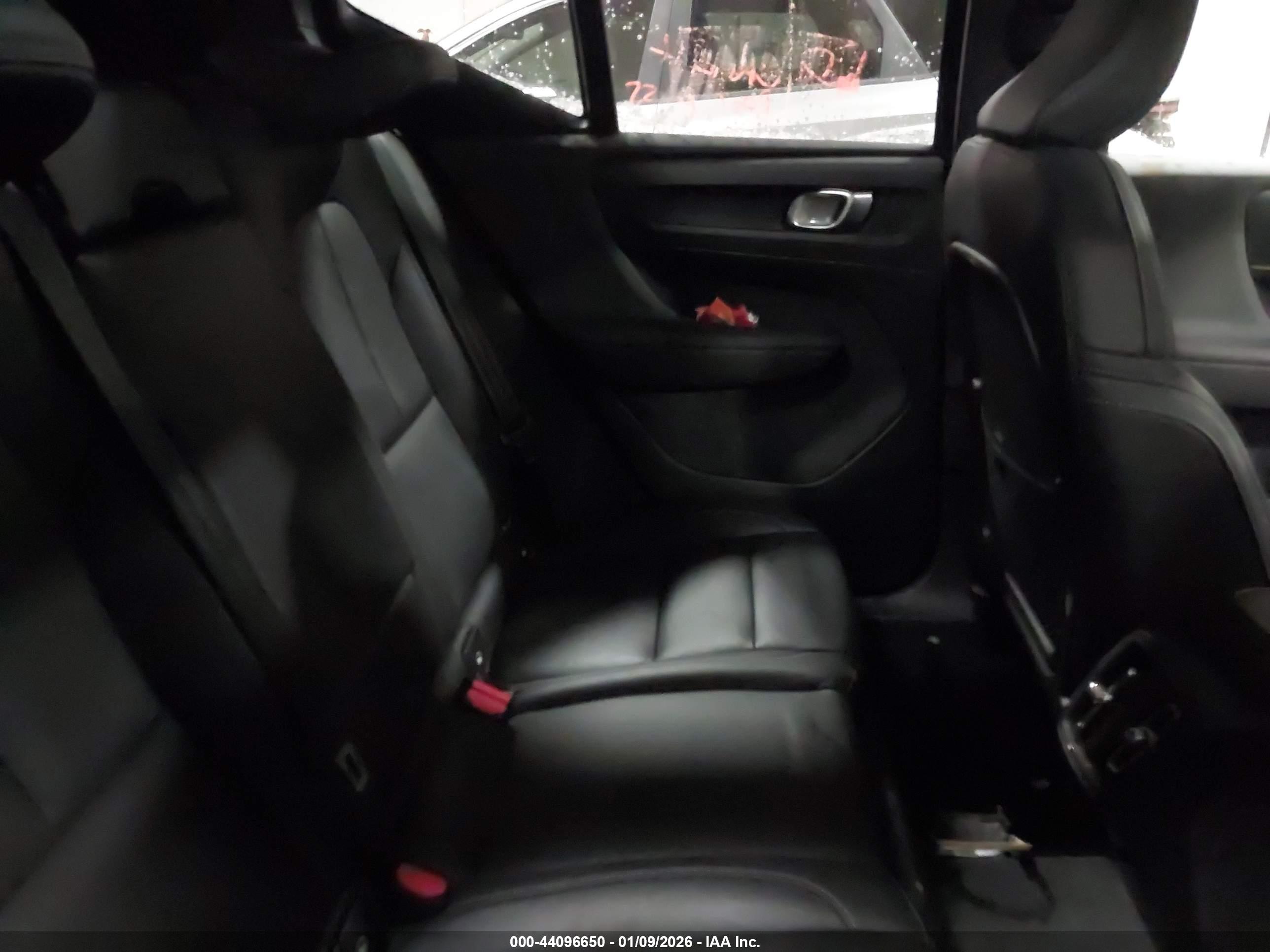 VOLVO XC40 image 8