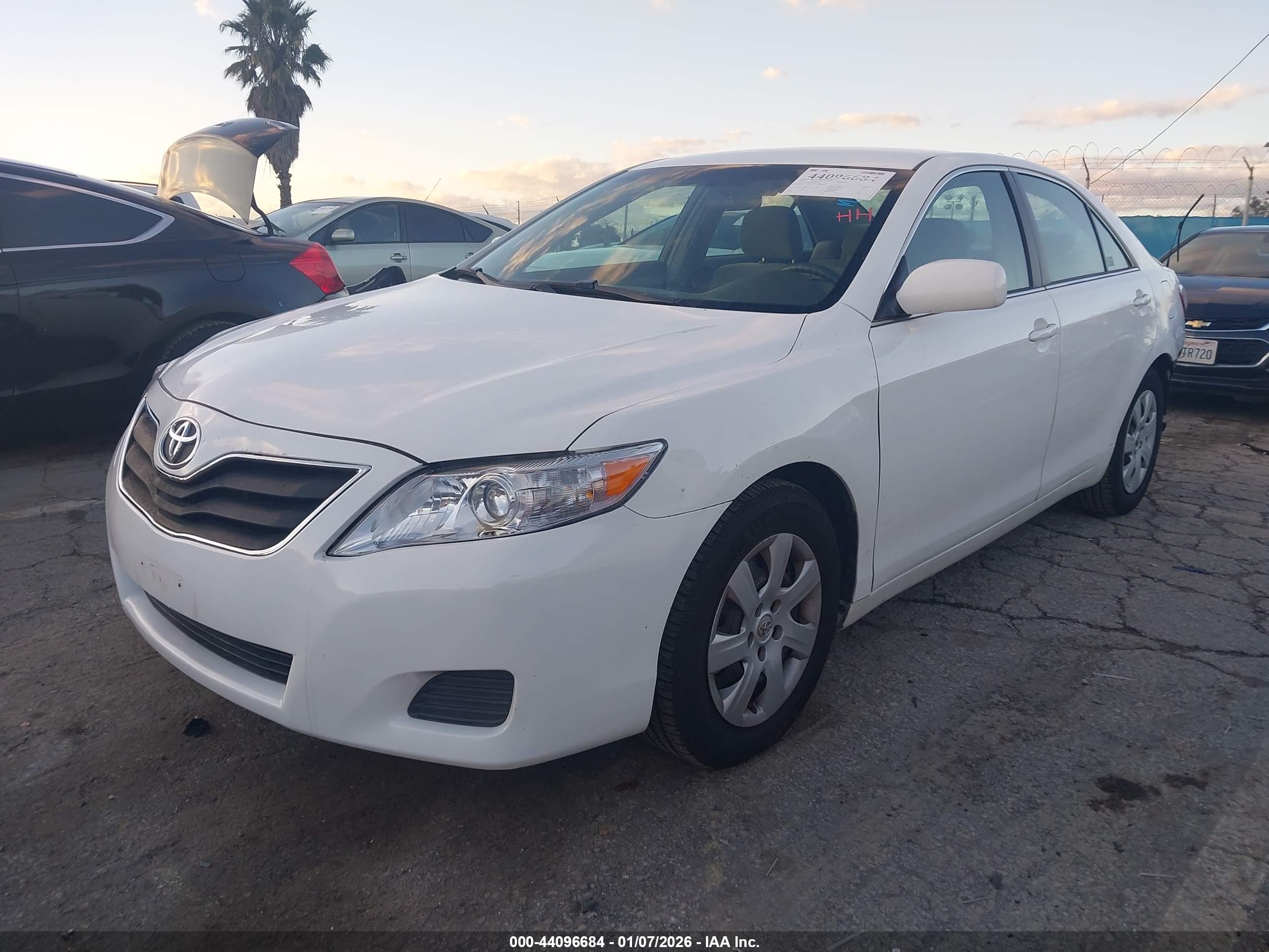 TOYOTA CAMRY image 2